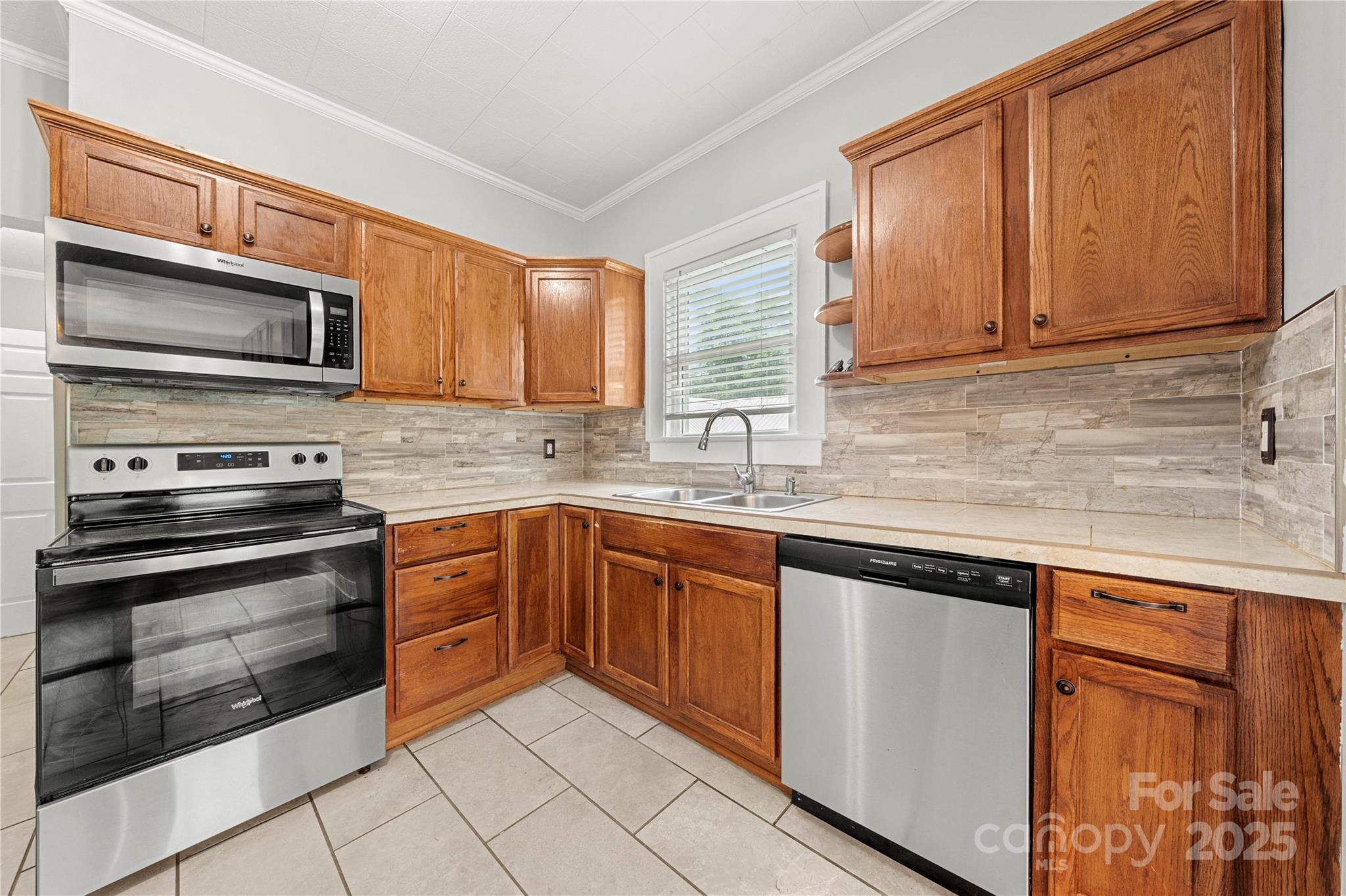 215 W D Street Property Photo 29