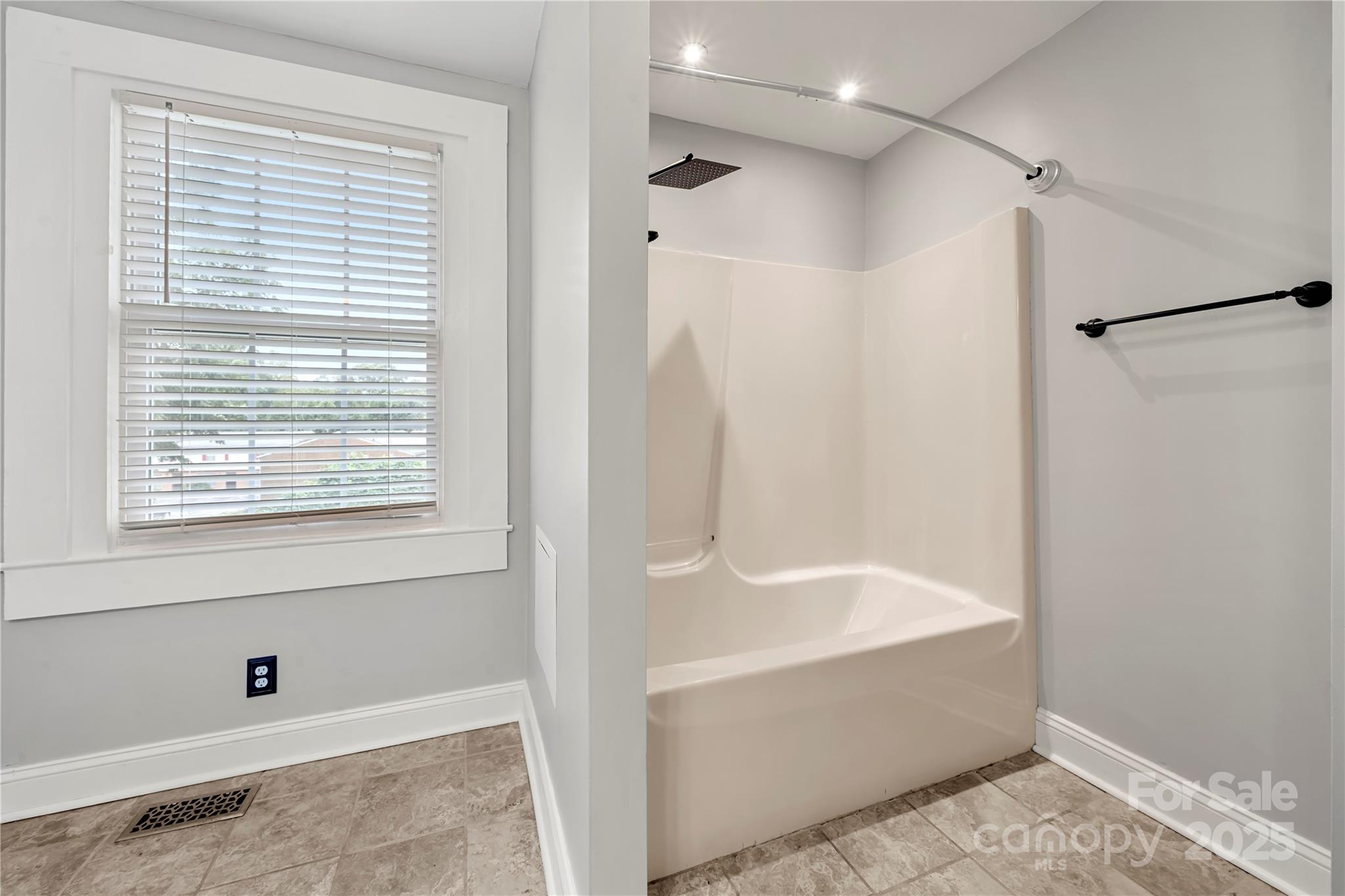 215 W D Street Property Photo 40