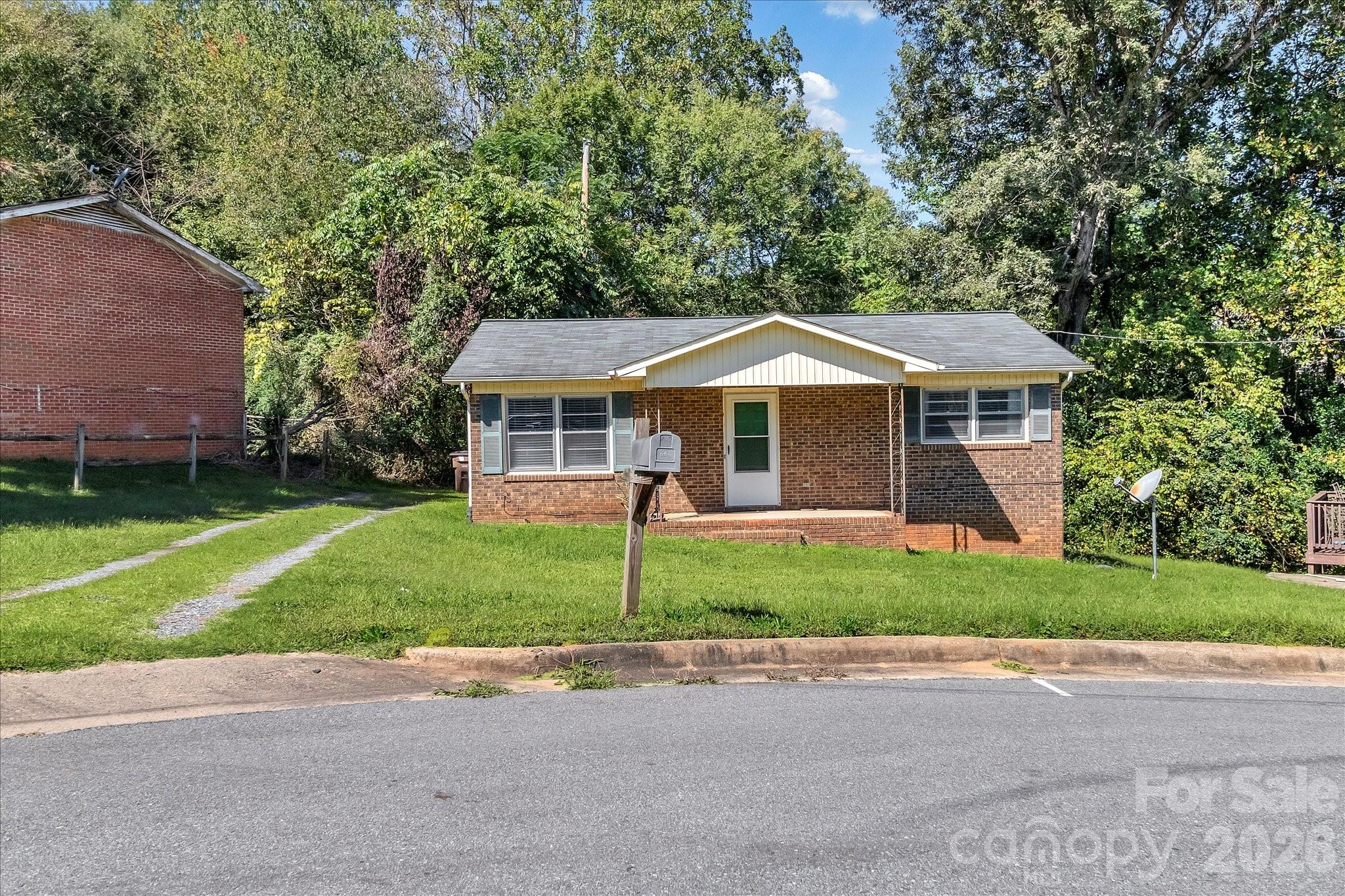 607 Waylen Street Property Photo 4