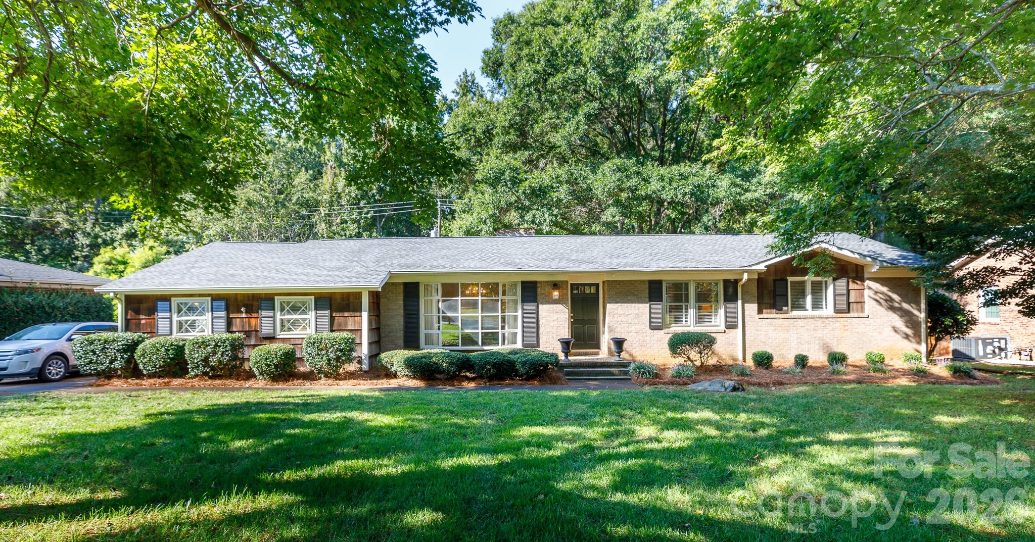 637 University Drive Property Photo 1