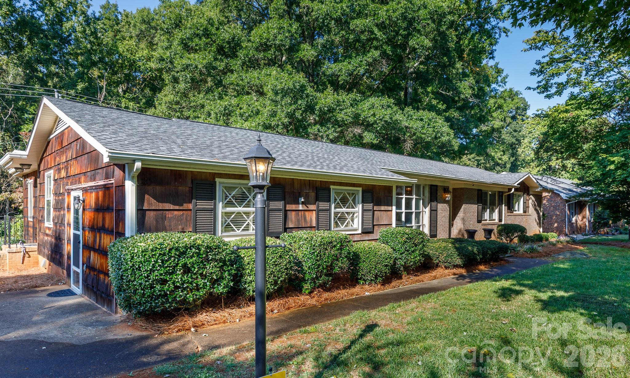 637 University Drive Property Photo 2