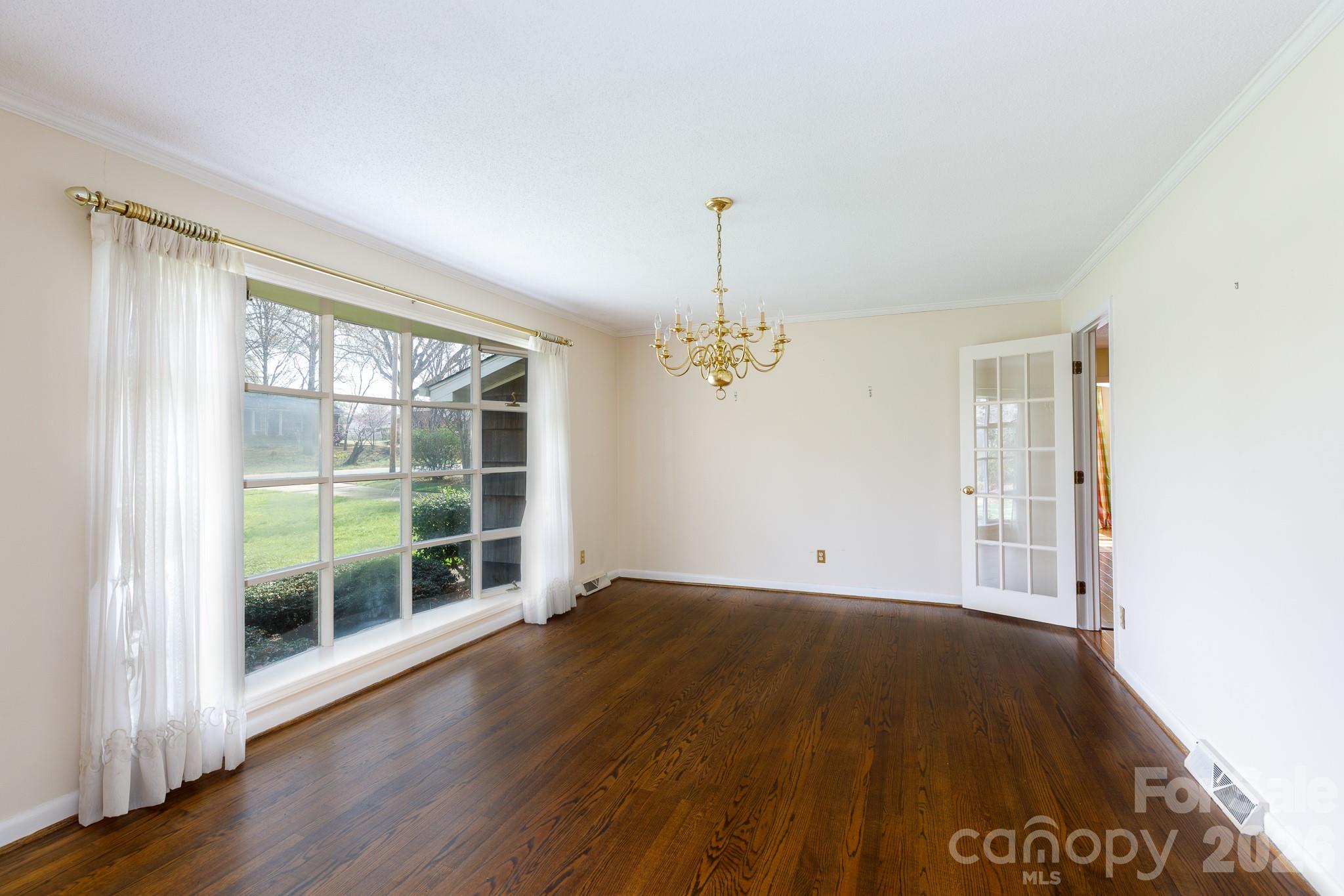 637 University Drive Property Photo 3