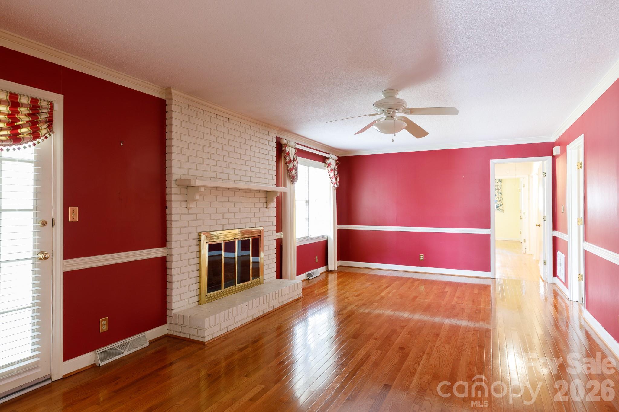637 University Drive Property Photo 5