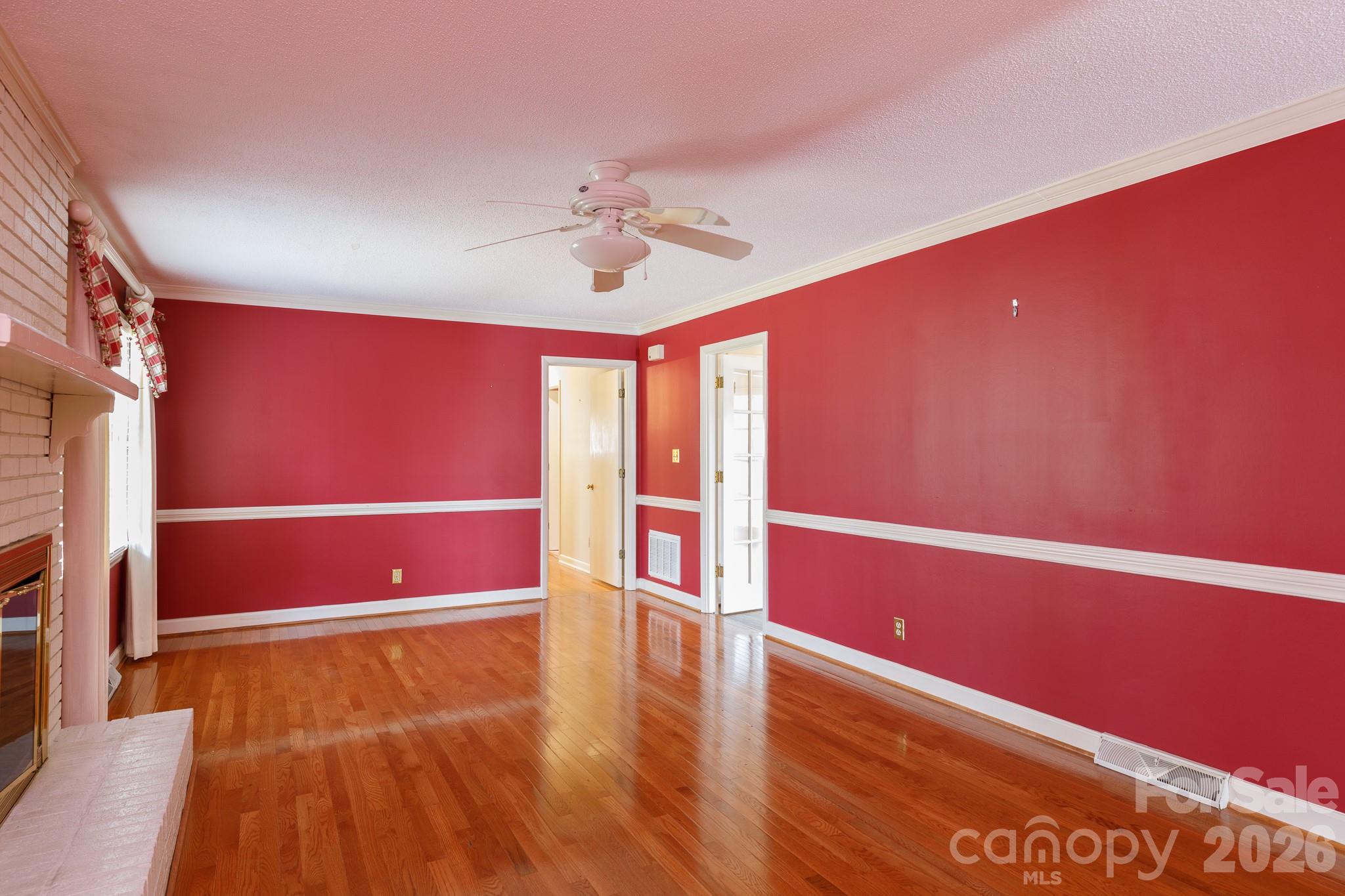 637 University Drive Property Photo 6