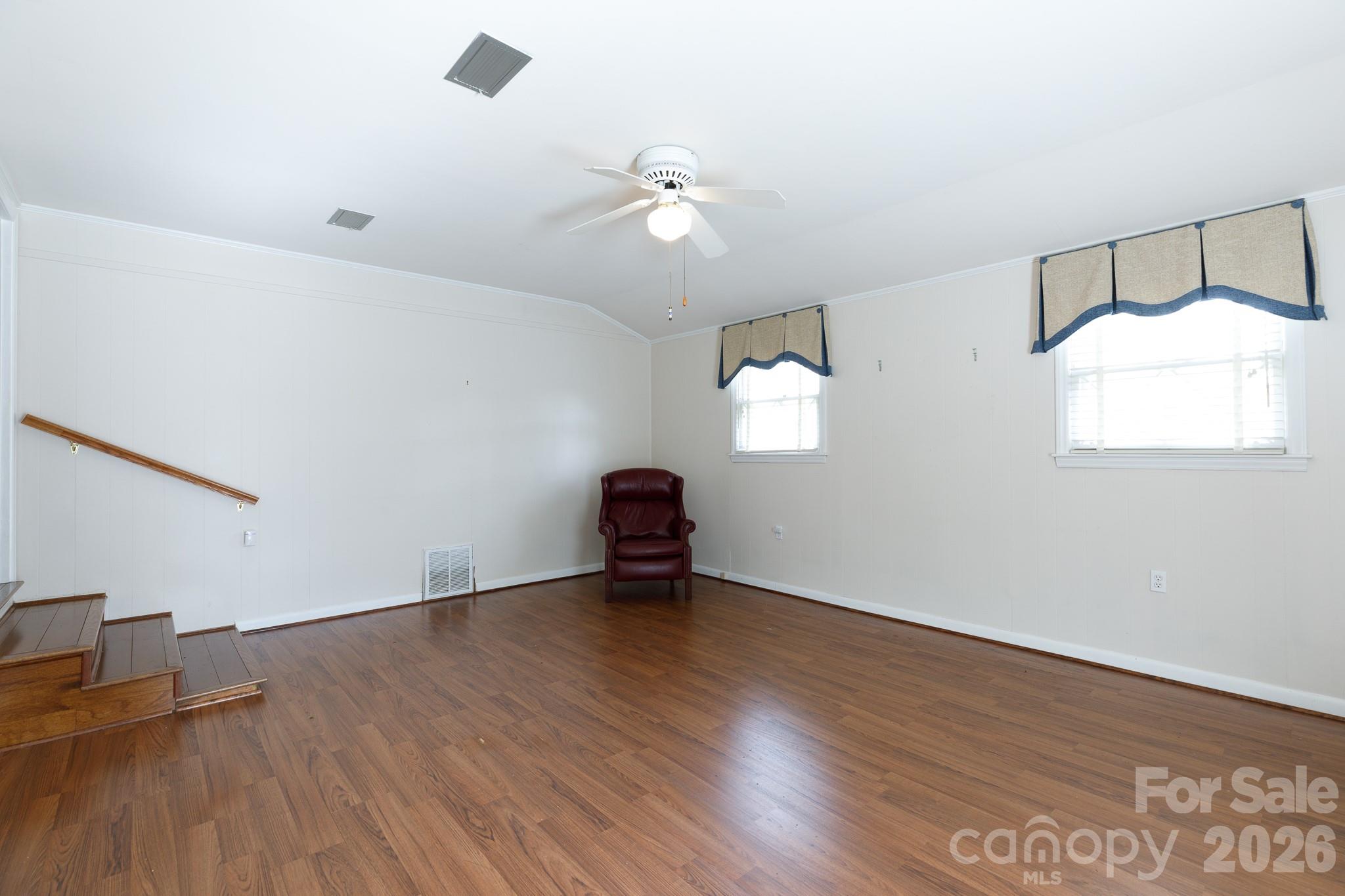 637 University Drive Property Photo 8