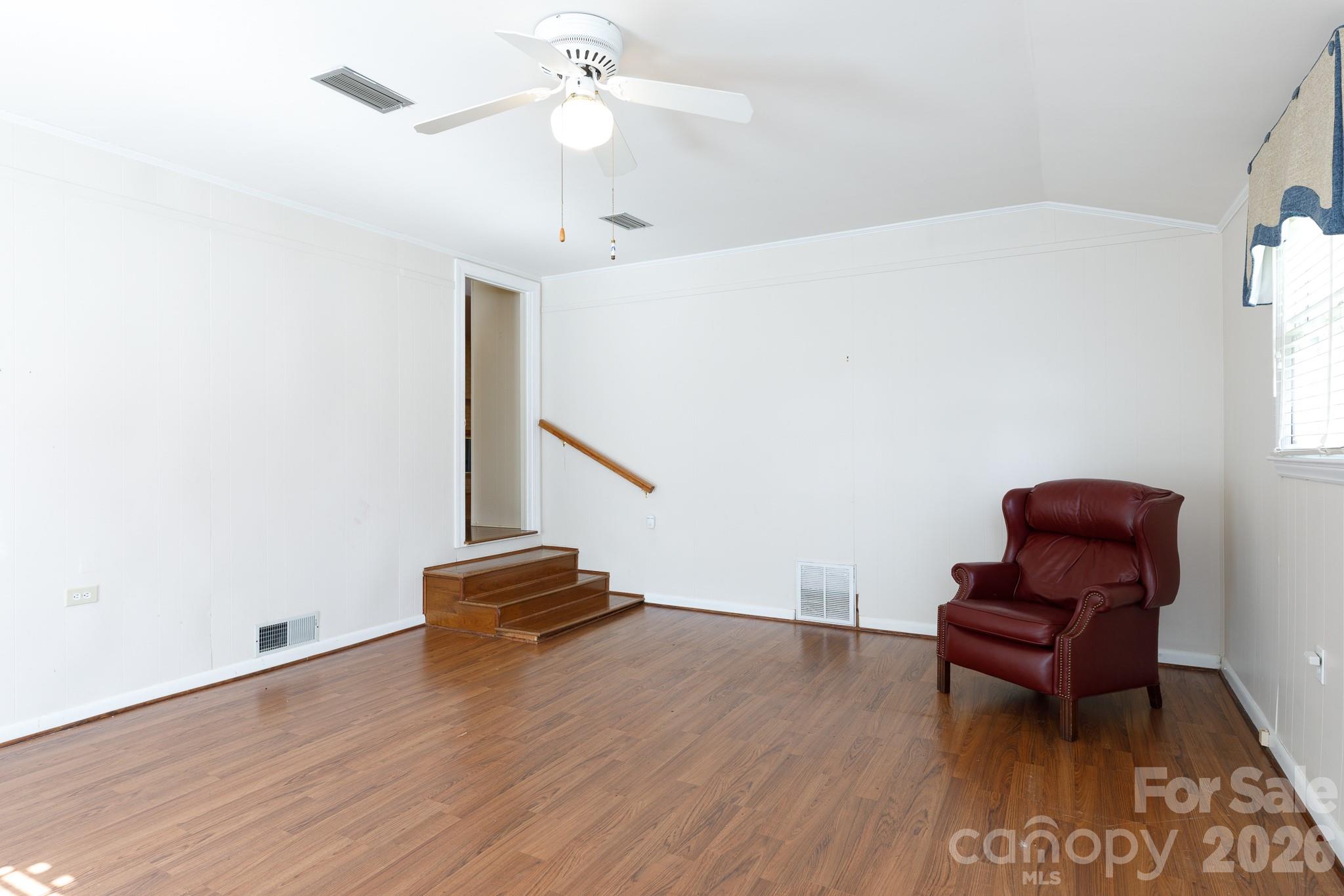 637 University Drive Property Photo 9