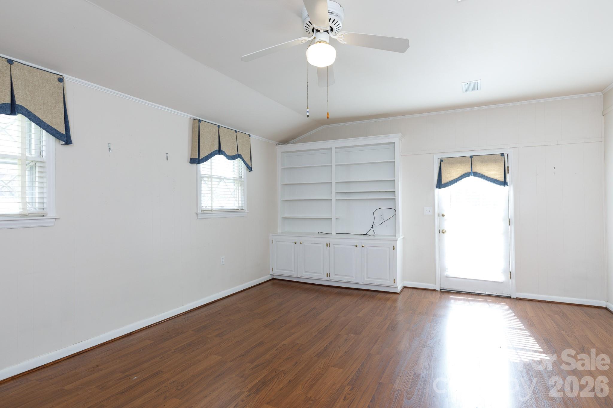 637 University Drive Property Photo 10