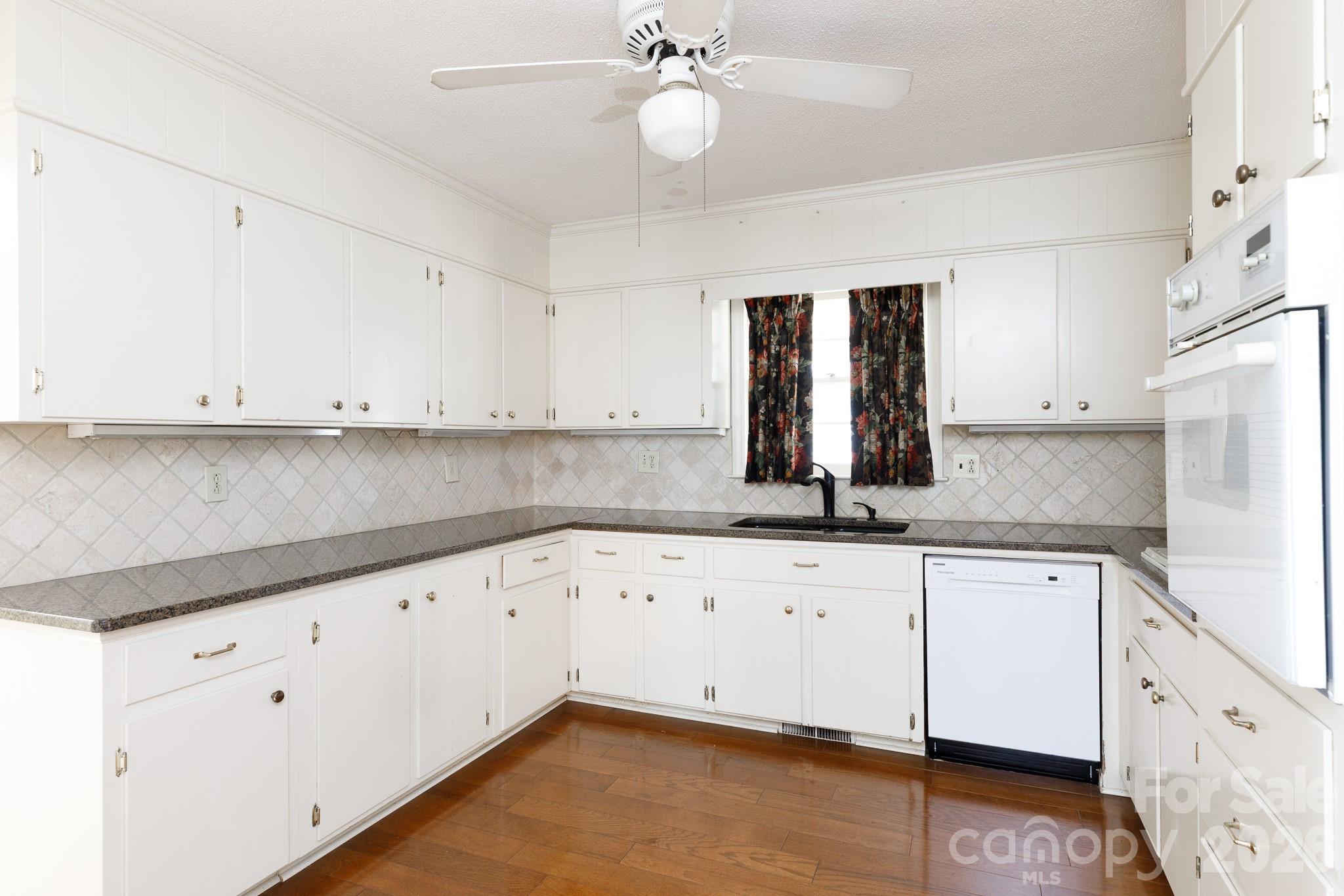 637 University Drive Property Photo 11