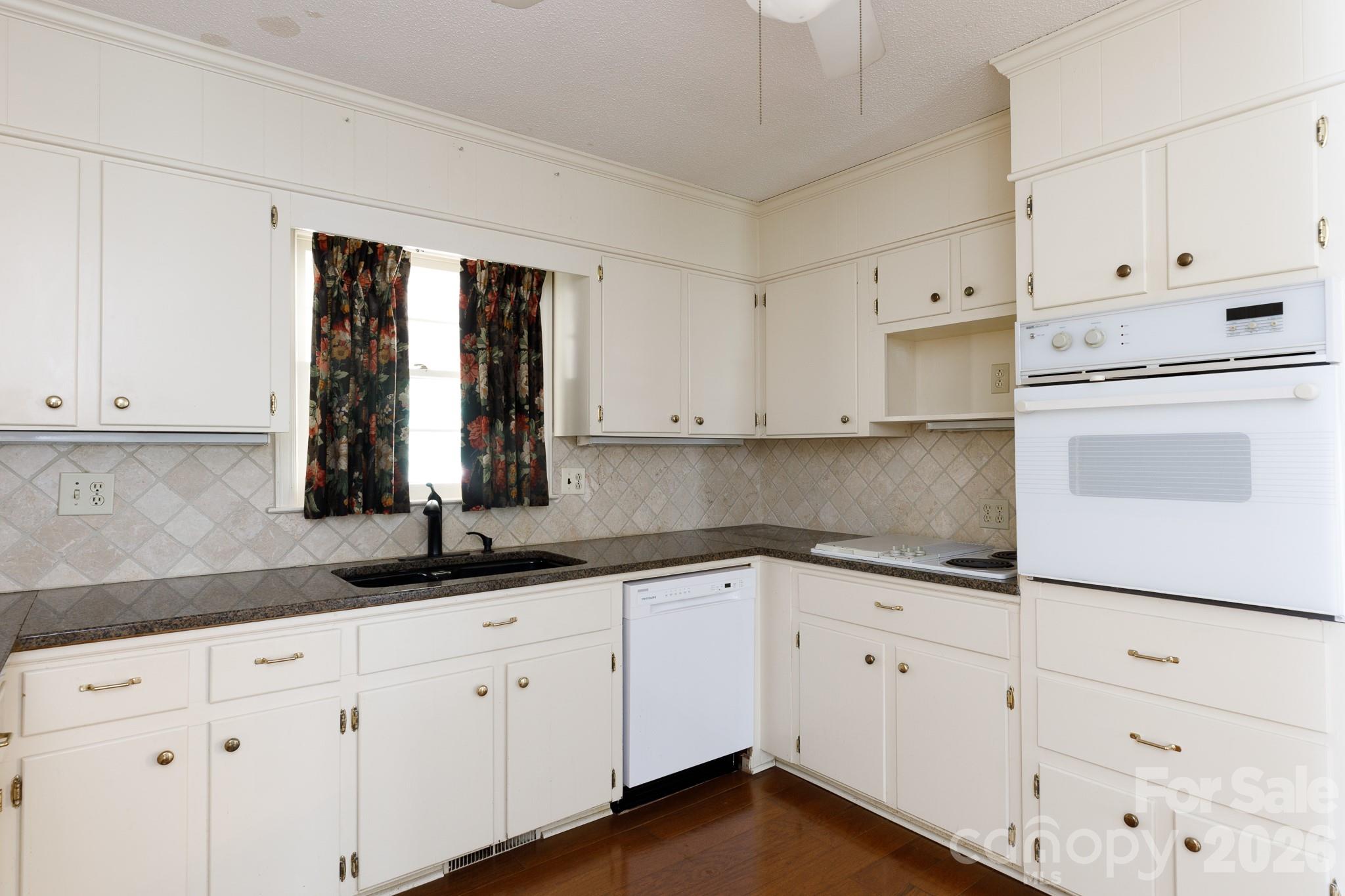 637 University Drive Property Photo 12