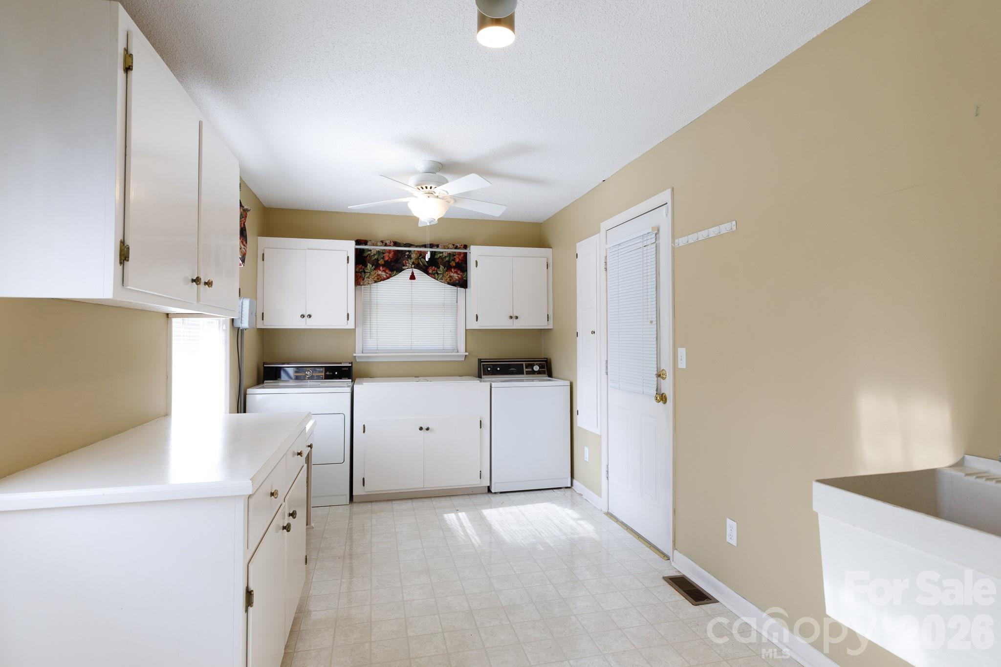 637 University Drive Property Photo 23
