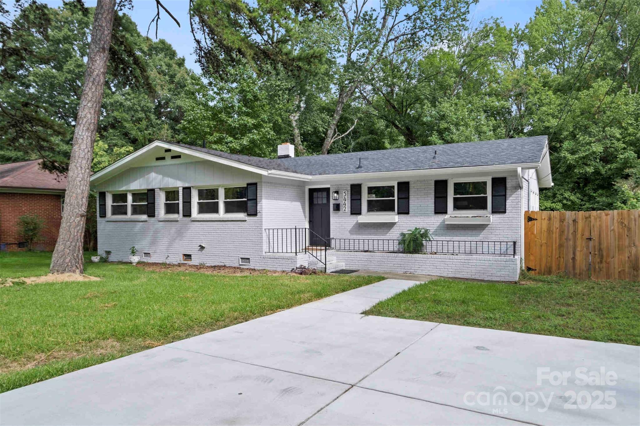5442 Kinsale Lane Property Photo 2
