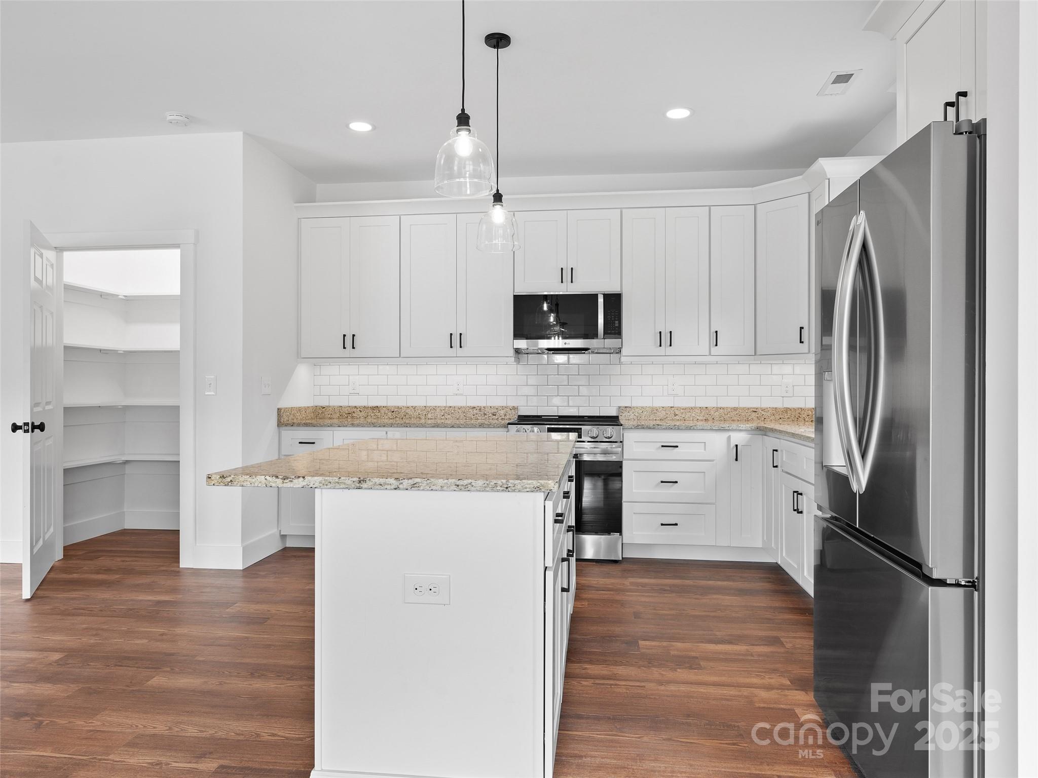 15 Riemar Lane Property Photo 8