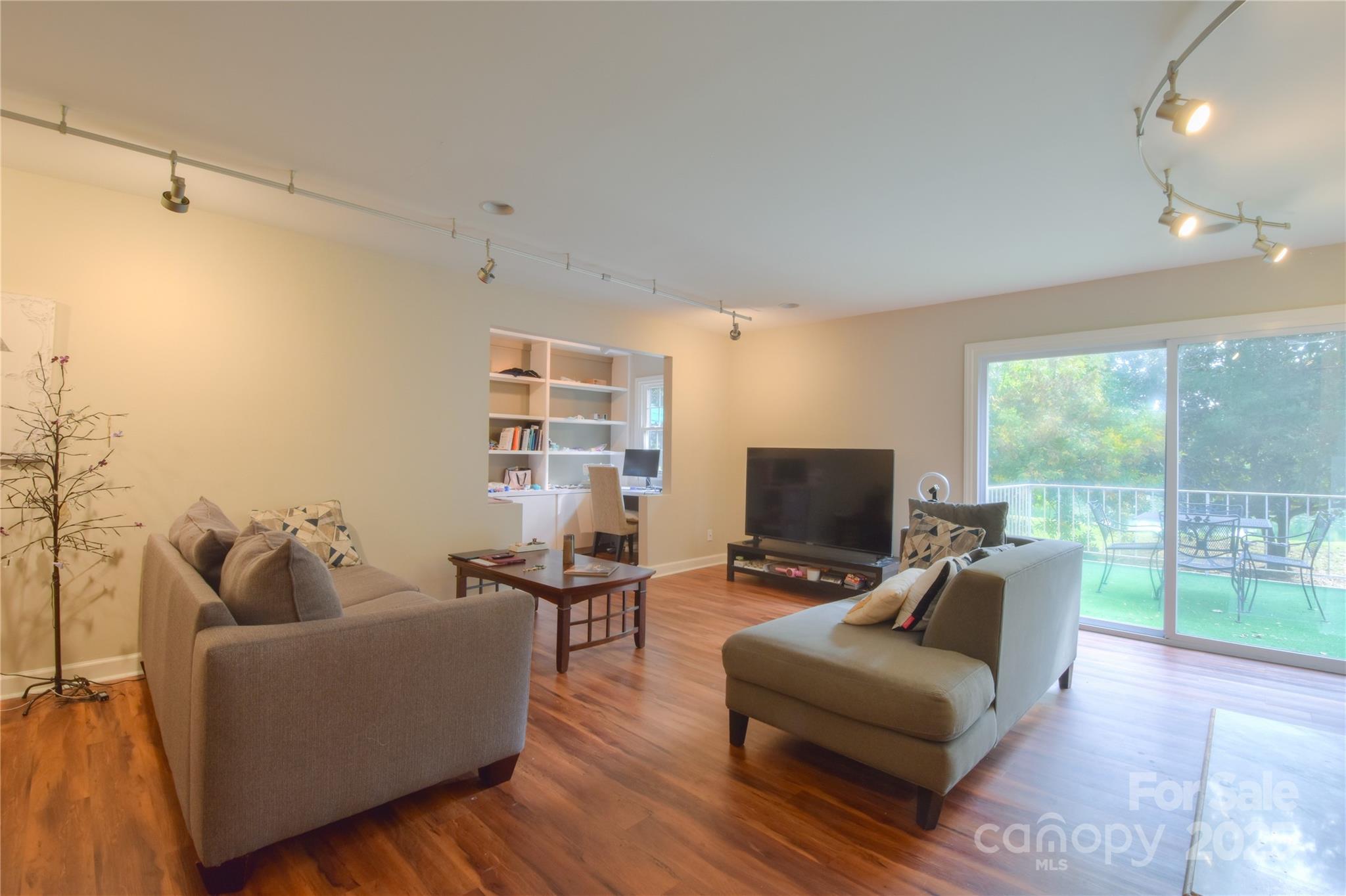 8333 Meadow Lakes Drive Property Photo 3