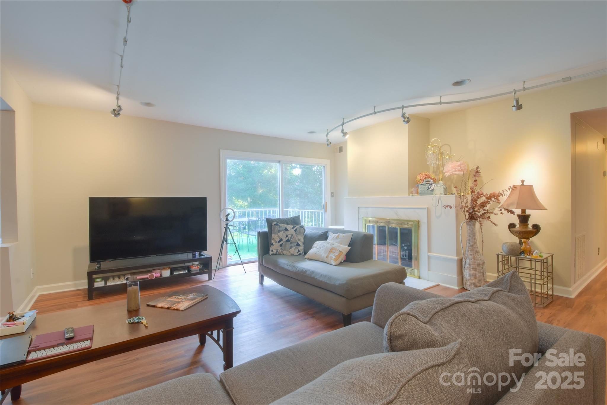 8333 Meadow Lakes Drive Property Photo 4