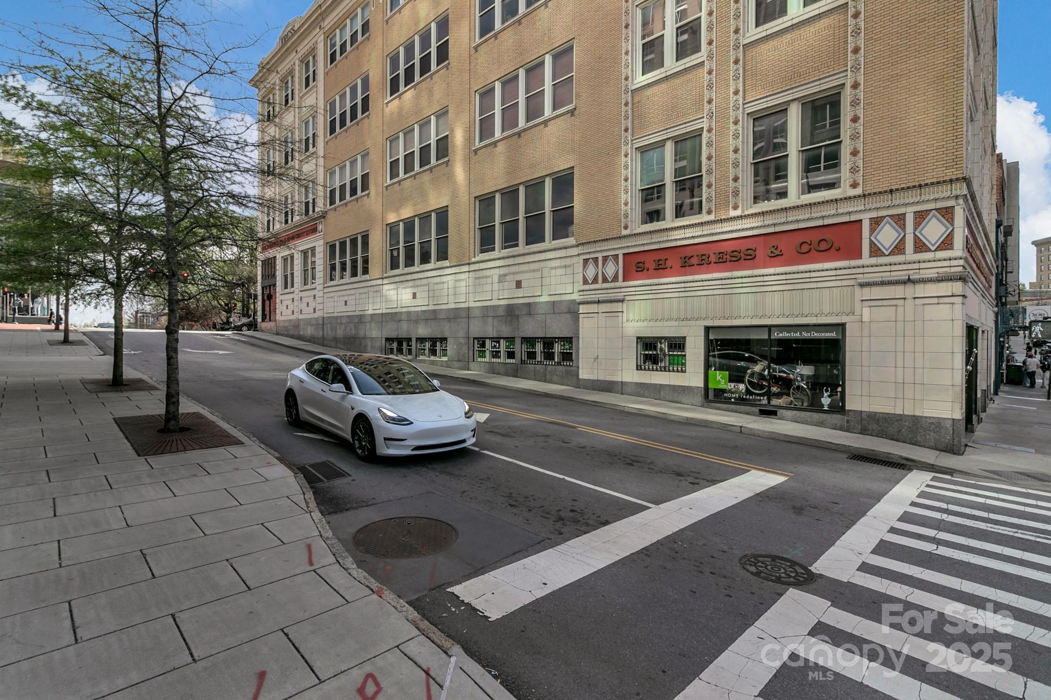 59 College Street 402 Property Photo 3
