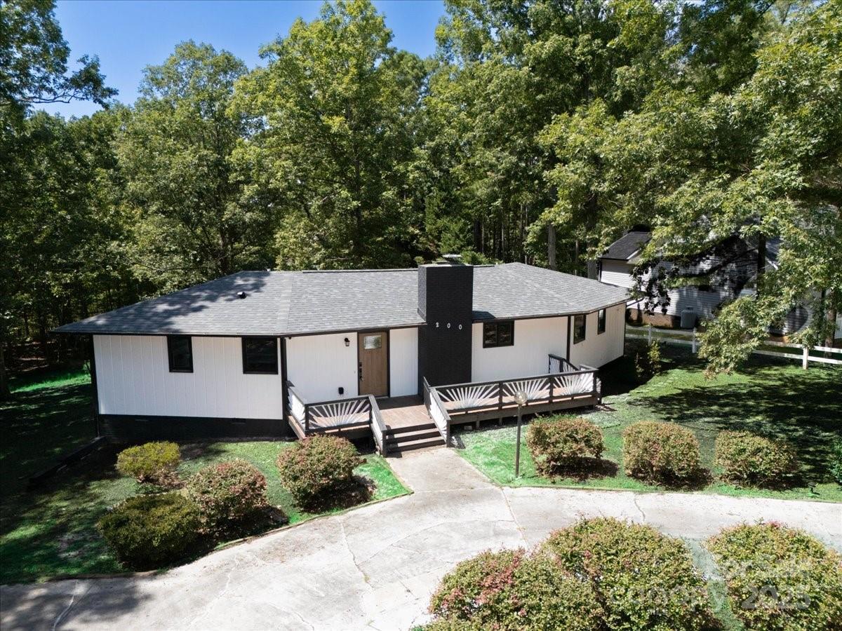 200 Lakeview Road Property Photo 1