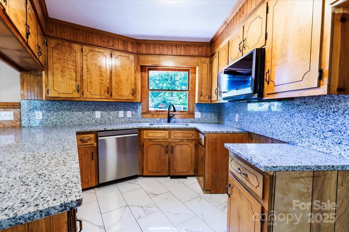 200 Lakeview Road Property Photo 6