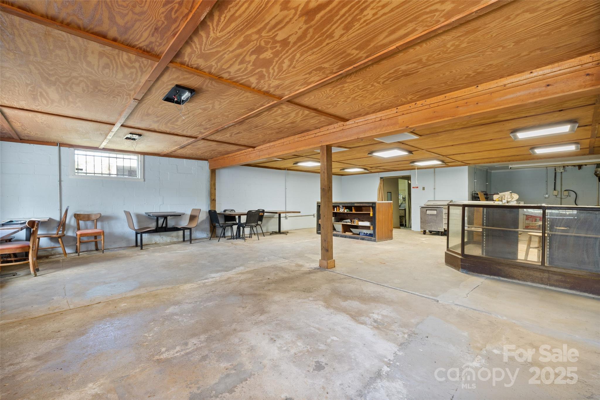 4178 Edgeland Road Property Photo 4
