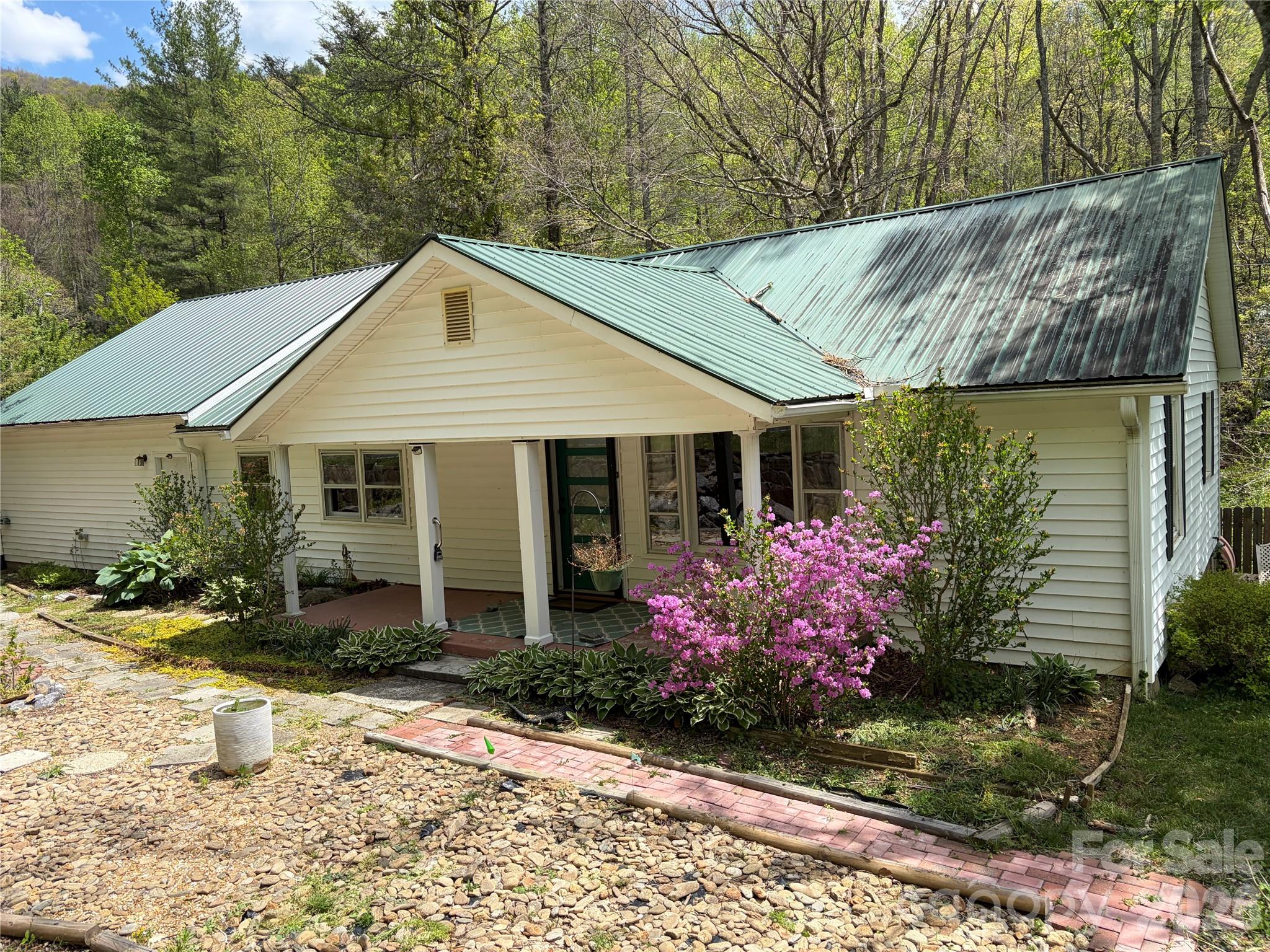 524 Clear Creek Road Property Photo 1