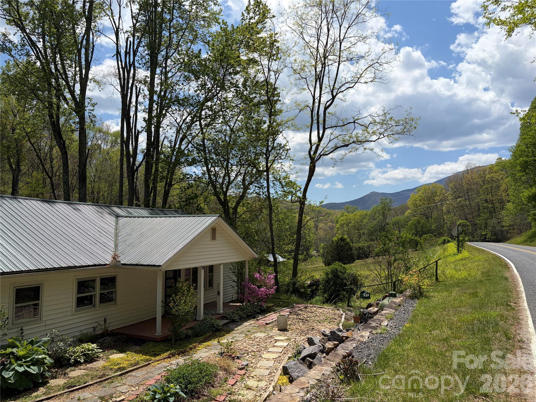 524 Clear Creek Road Property Photo 2