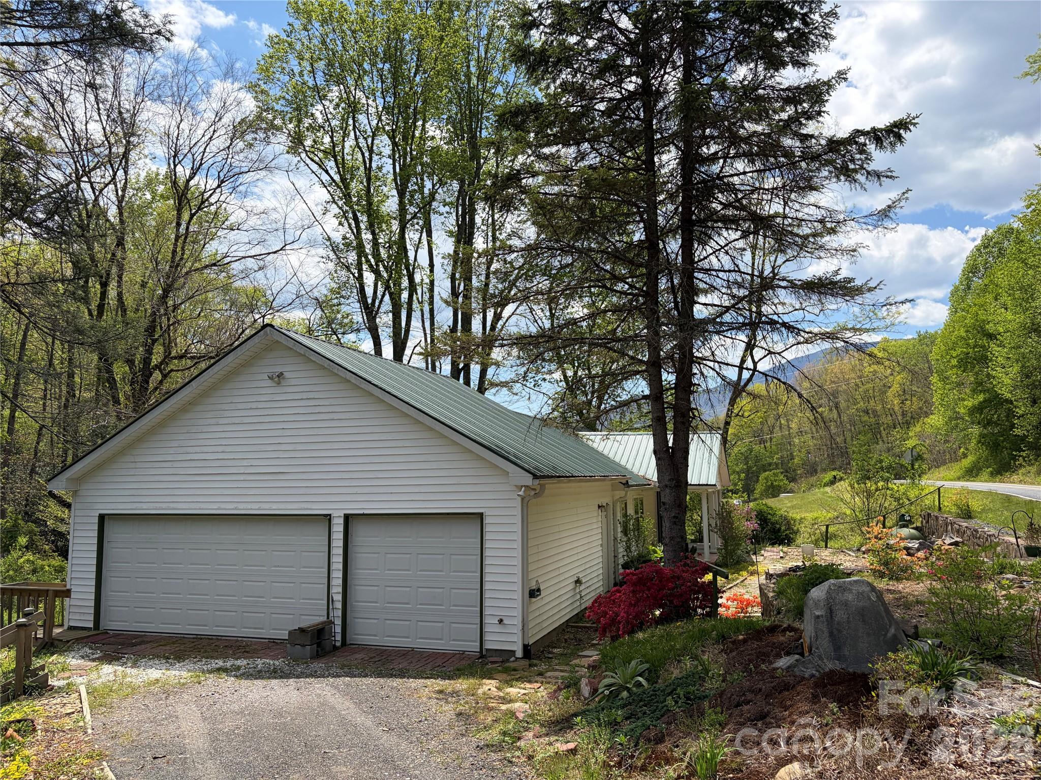 524 Clear Creek Road Property Photo 3