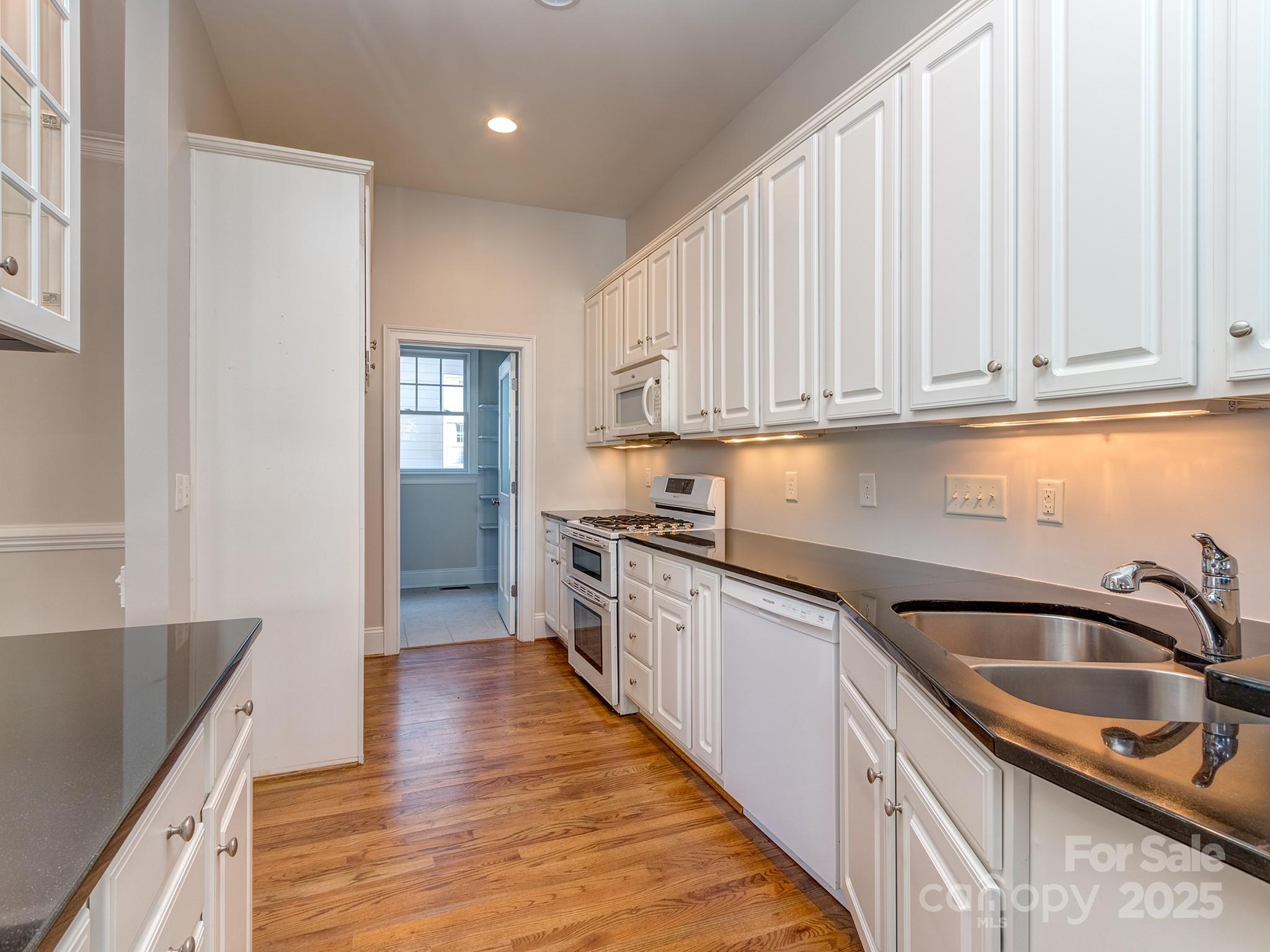 5227 Beacon Court Property Photo 10