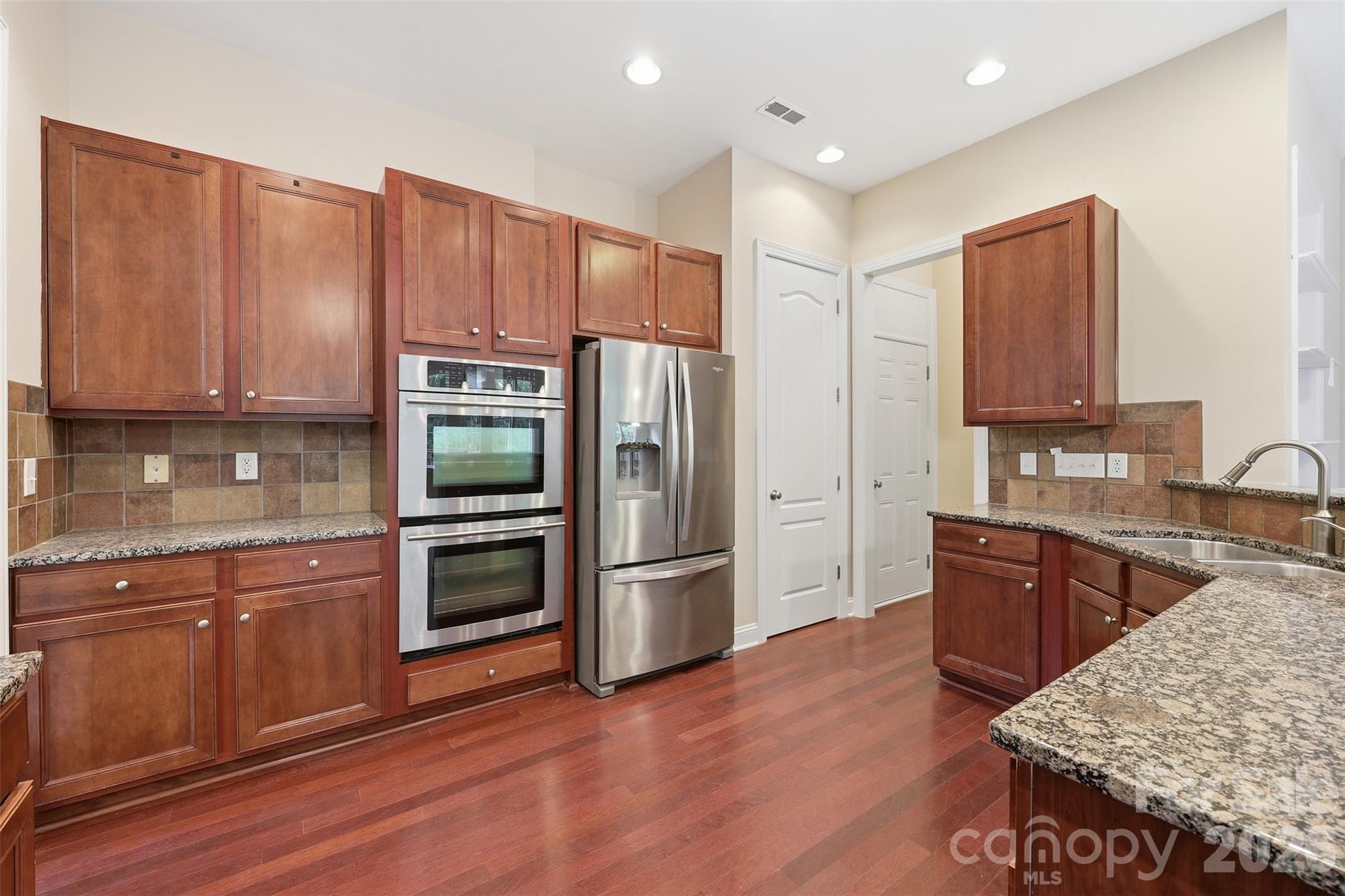 878 Treasure Court Property Photo 4