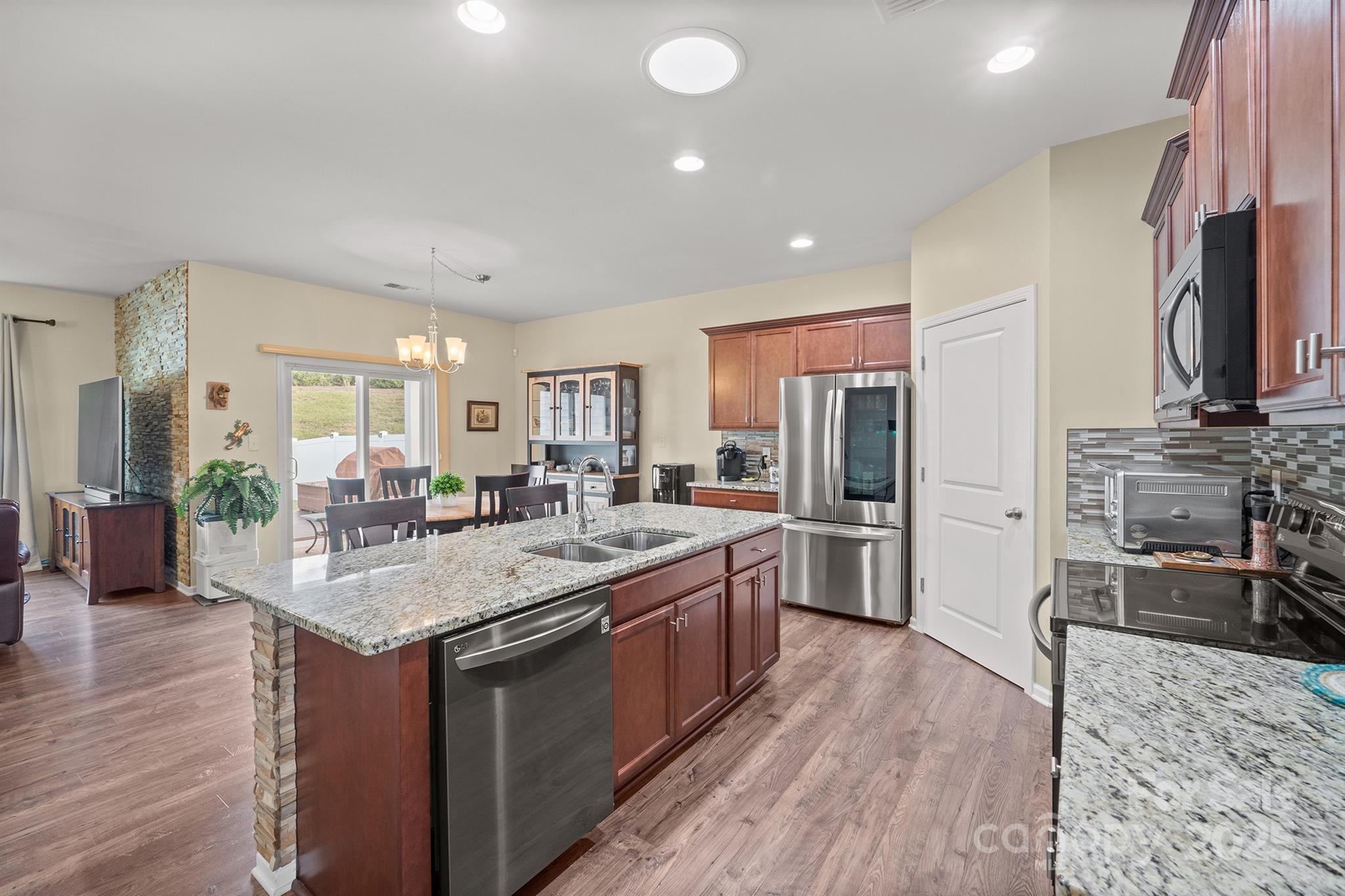 2422 Sugar Court Property Photo 7