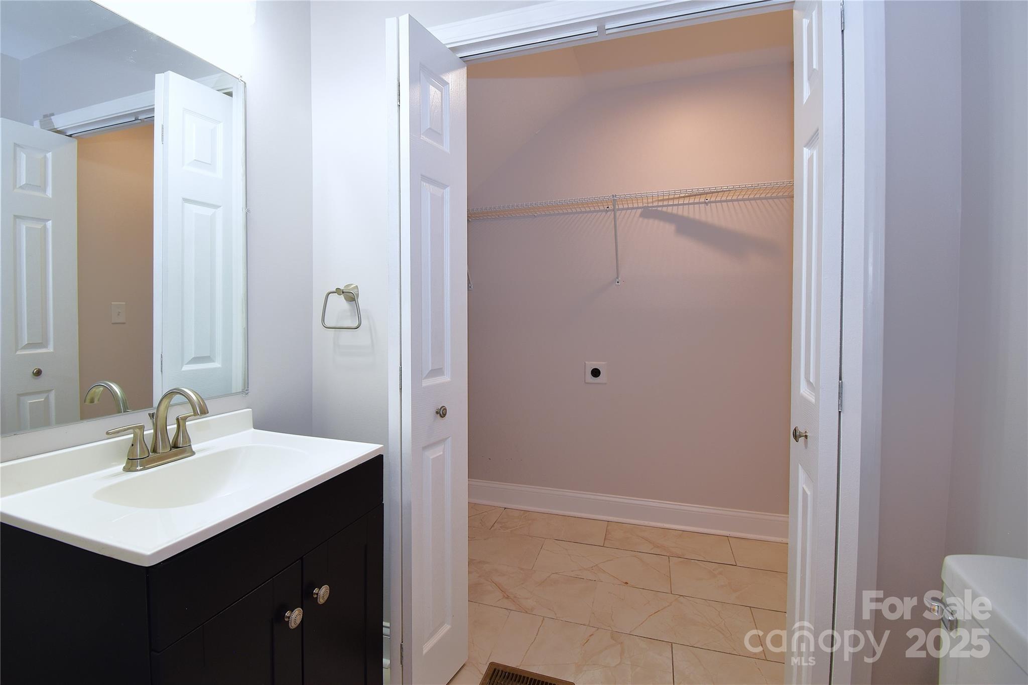 223 N Main Street Property Photo 9