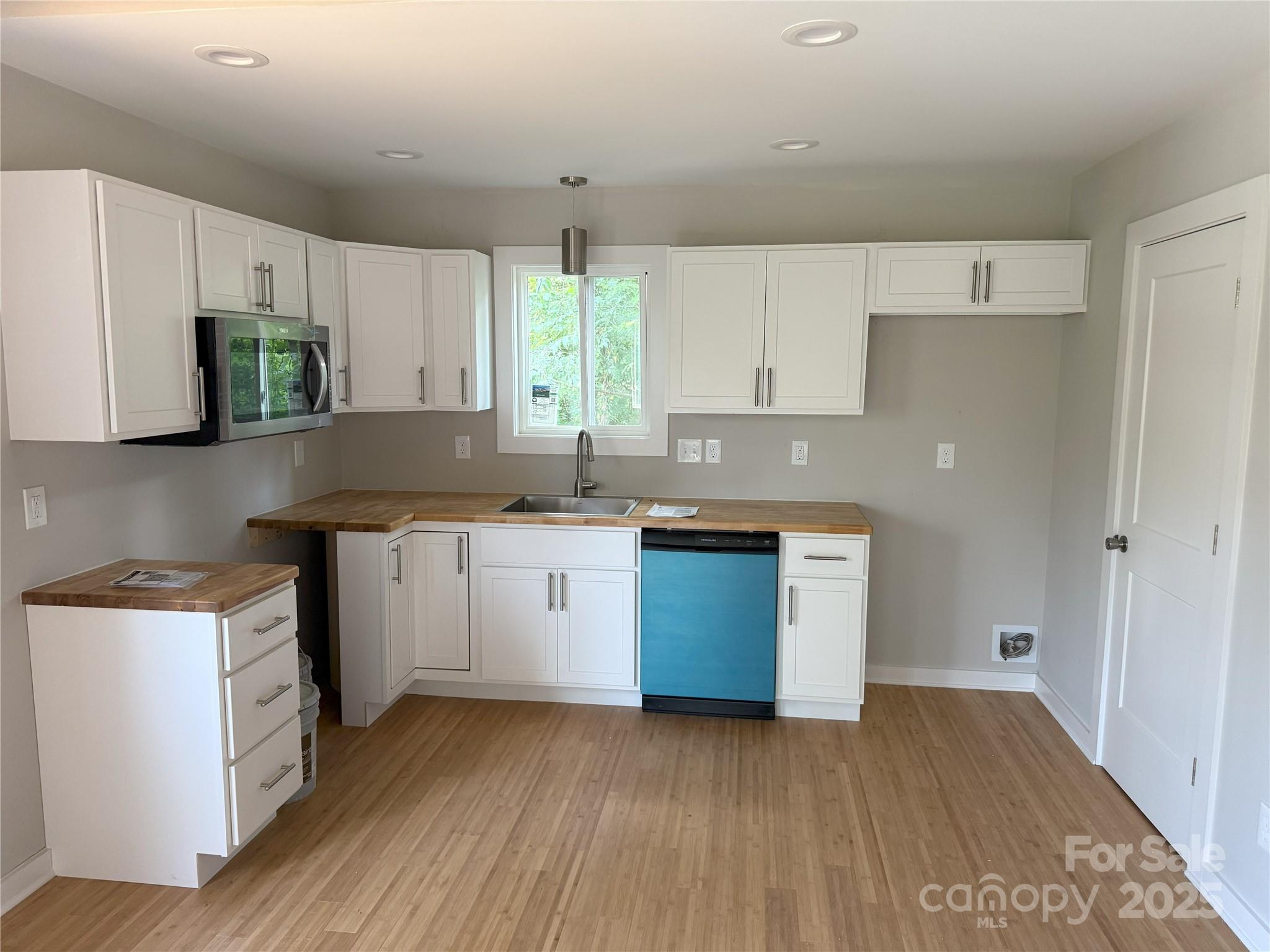 1 Freeport Lane Property Photo 6