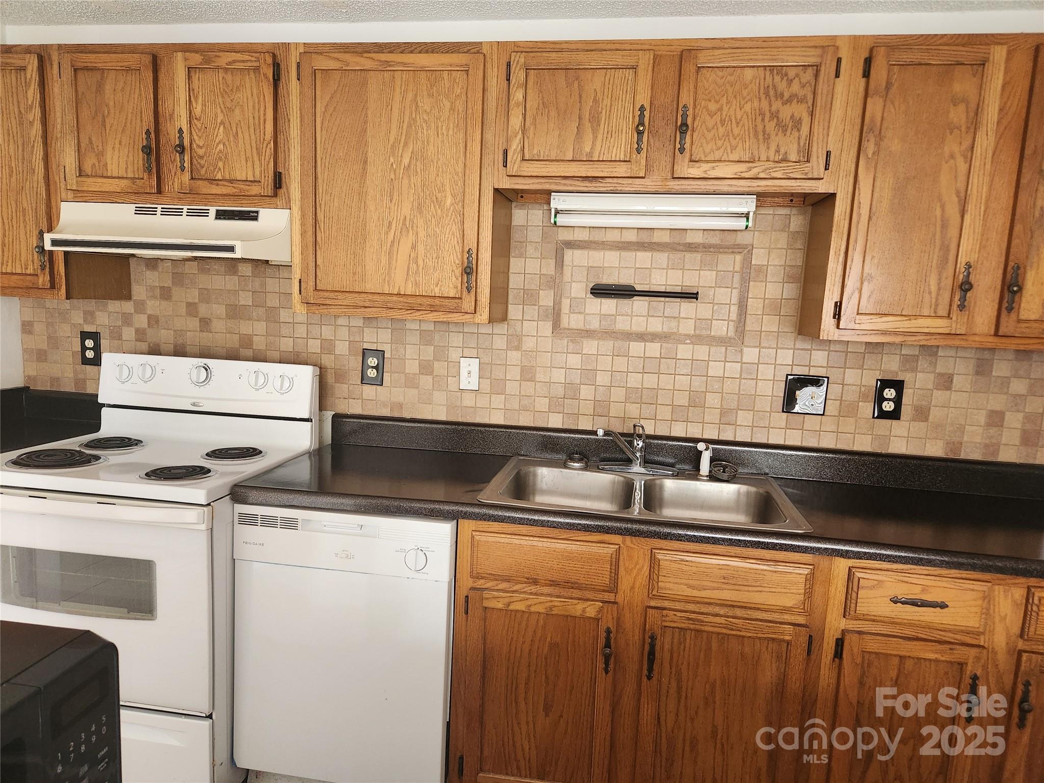 1614-h Arlyn Circle Property Photo 5
