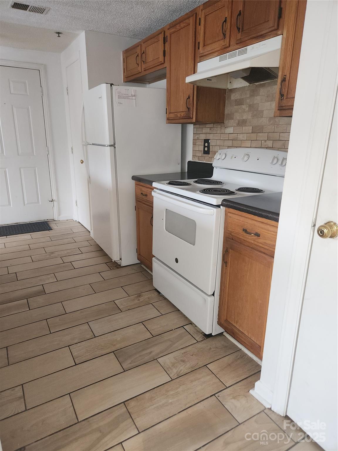 1614-h Arlyn Circle Property Photo 6