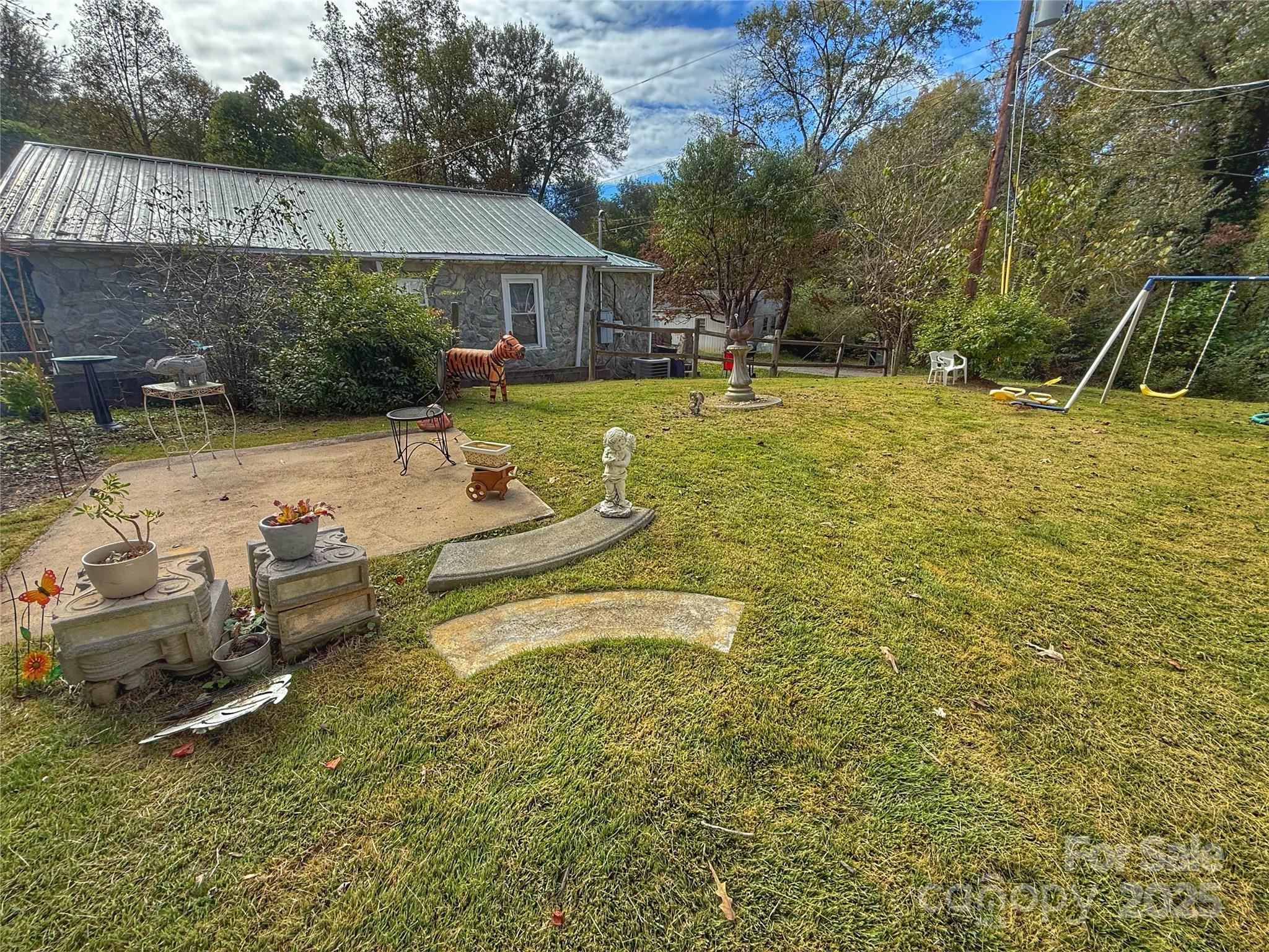 505 Nw Charles Place Property Photo 4