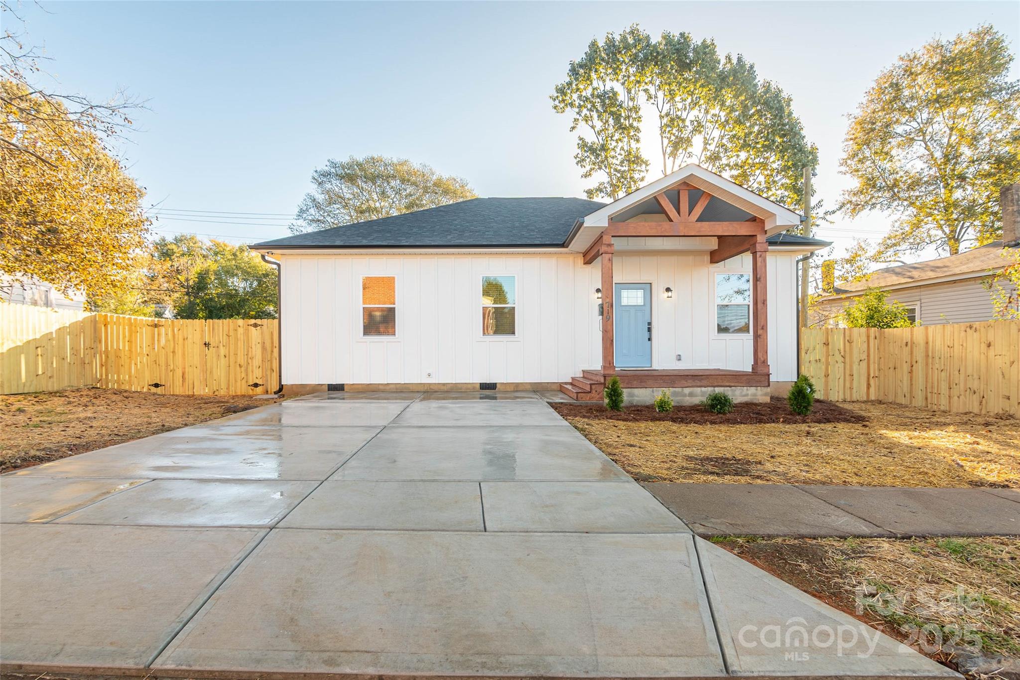719 Smith Street Property Photo 2