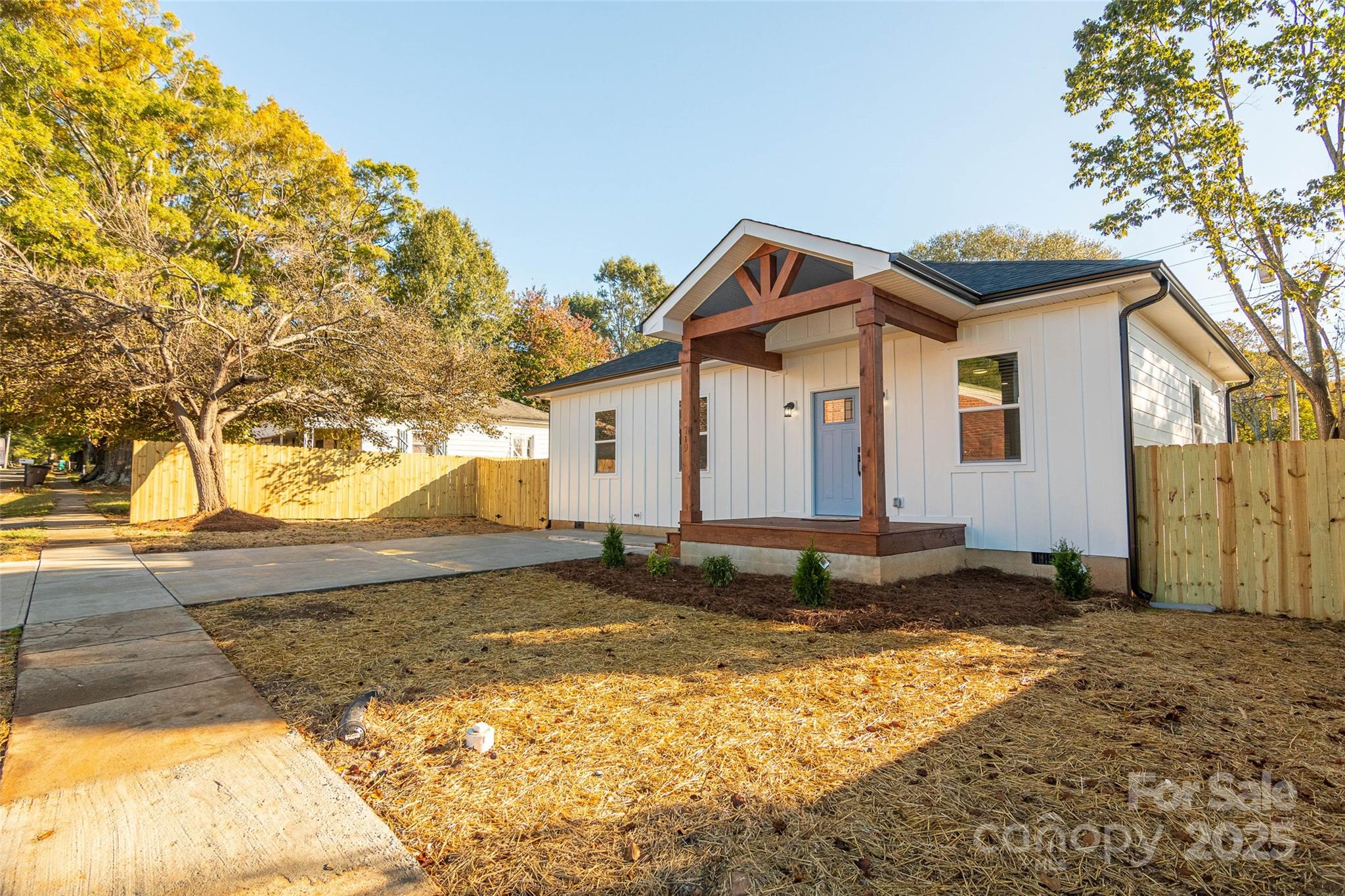 719 Smith Street Property Photo 3