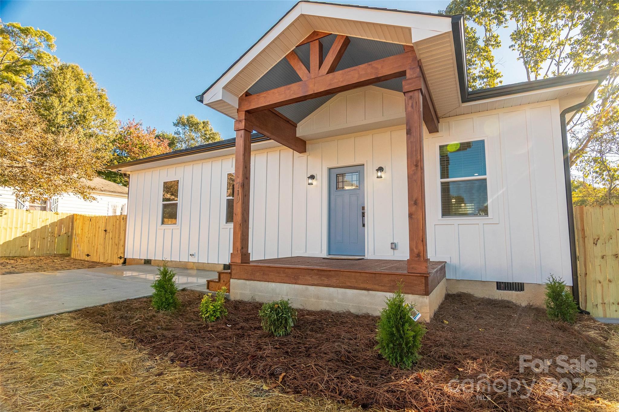 719 Smith Street Property Photo 4