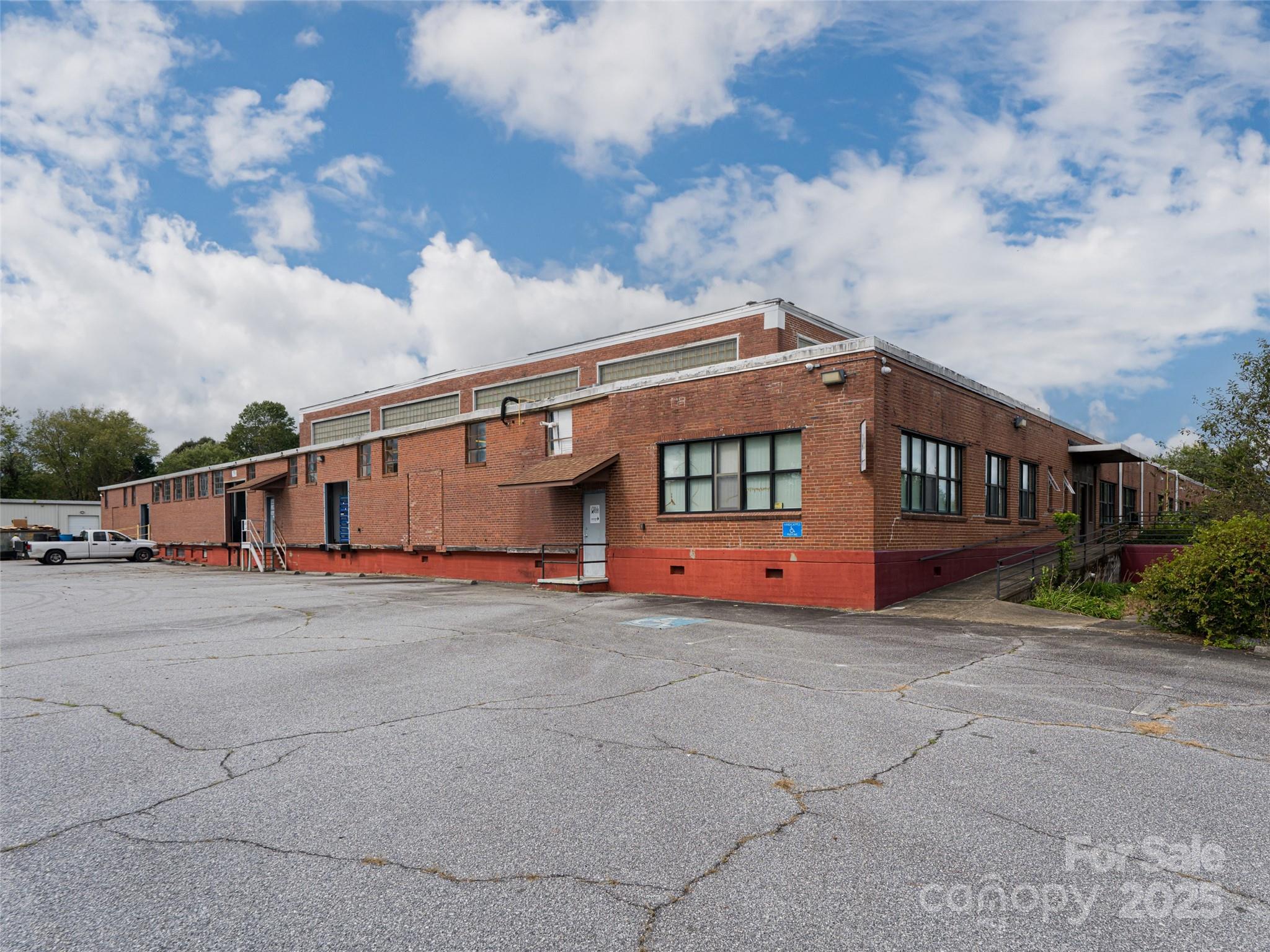 701 Oriole Drive Property Photo 2