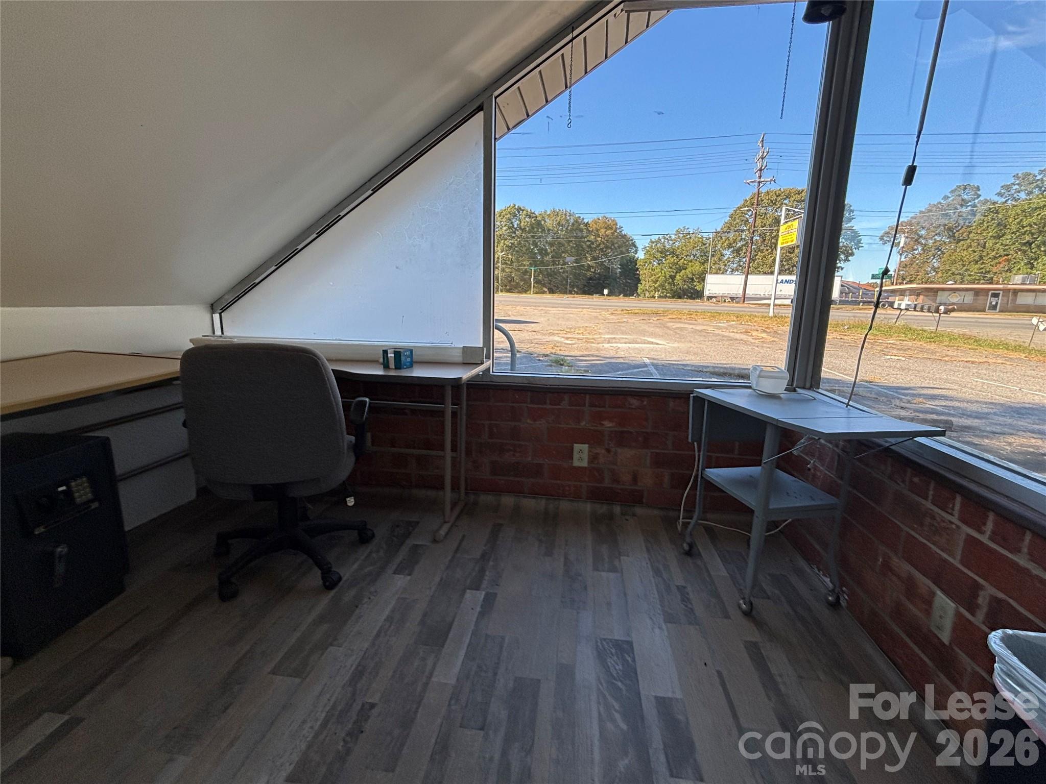 2906 Springs Road Property Photo 7