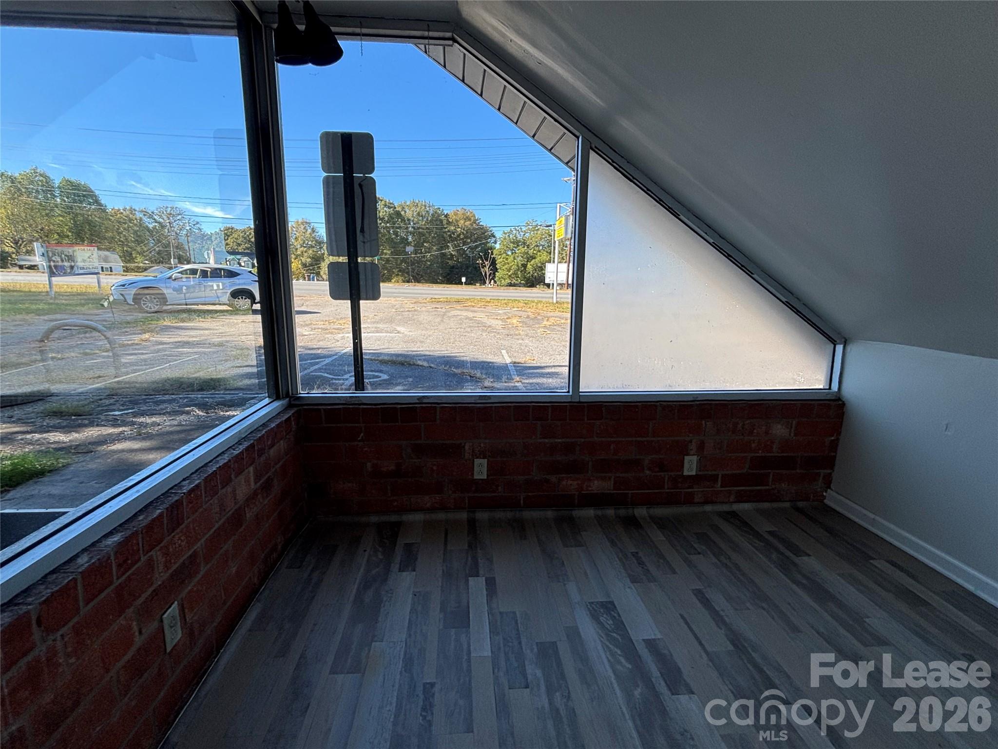 2906 Springs Road Property Photo 9