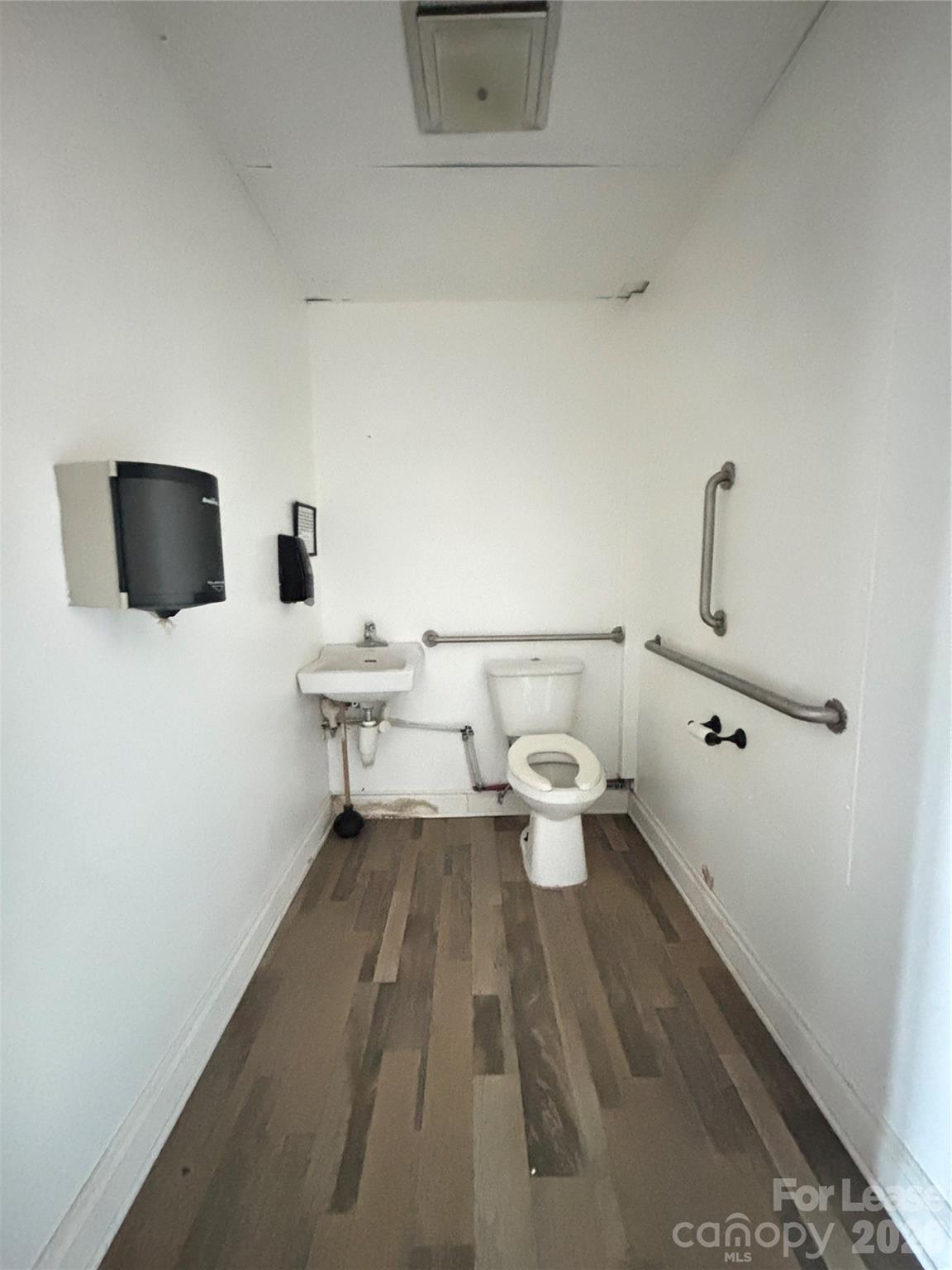 2906 Springs Road Property Photo 17