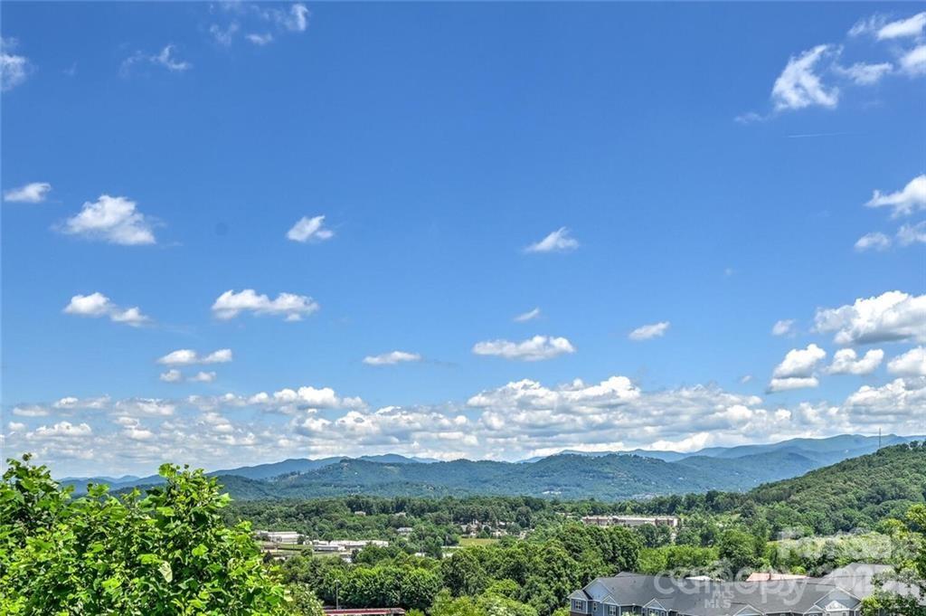 29 Rotunda Circle Property Photo 5