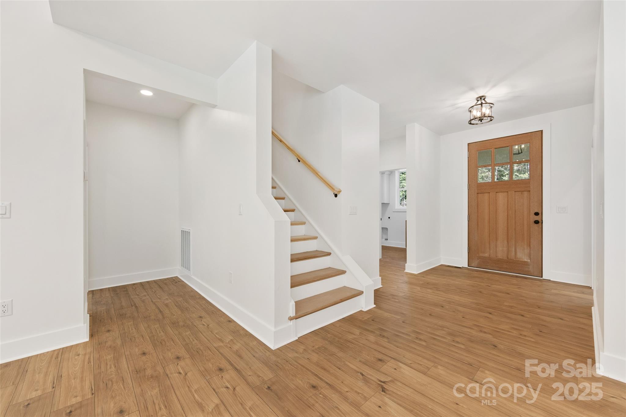 1871 Lynmore Drive Property Photo 2