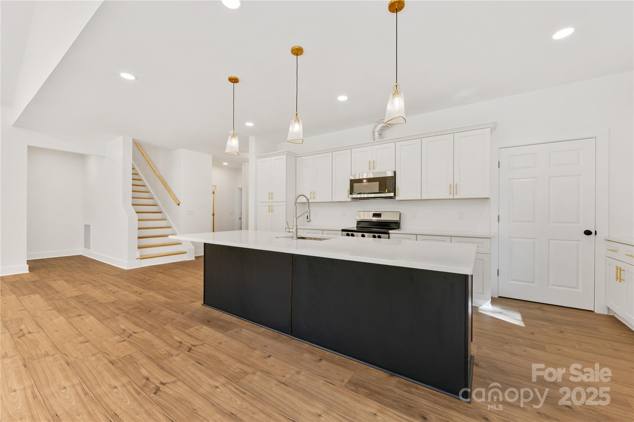 1871 Lynmore Drive Property Photo 3