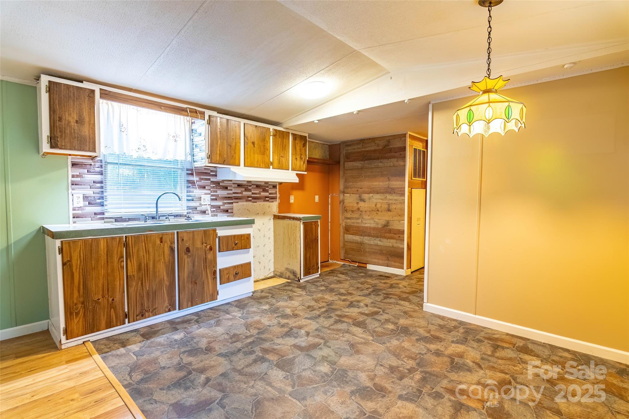 190 Carrs Court Property Photo 5