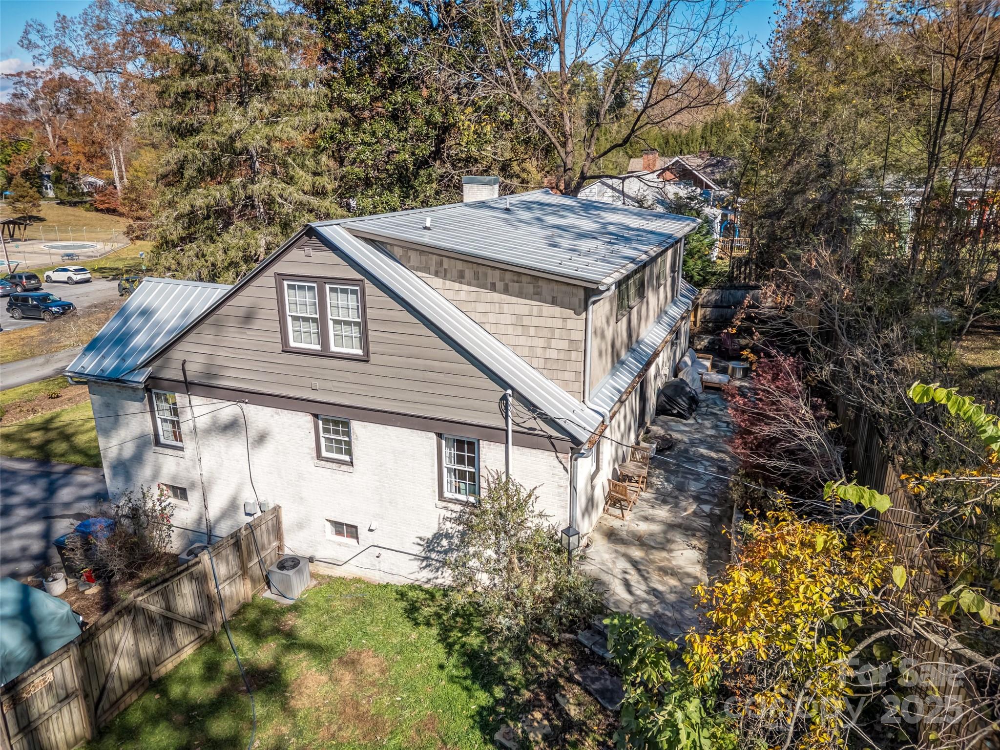 140 Lakeview Avenue Property Photo 3