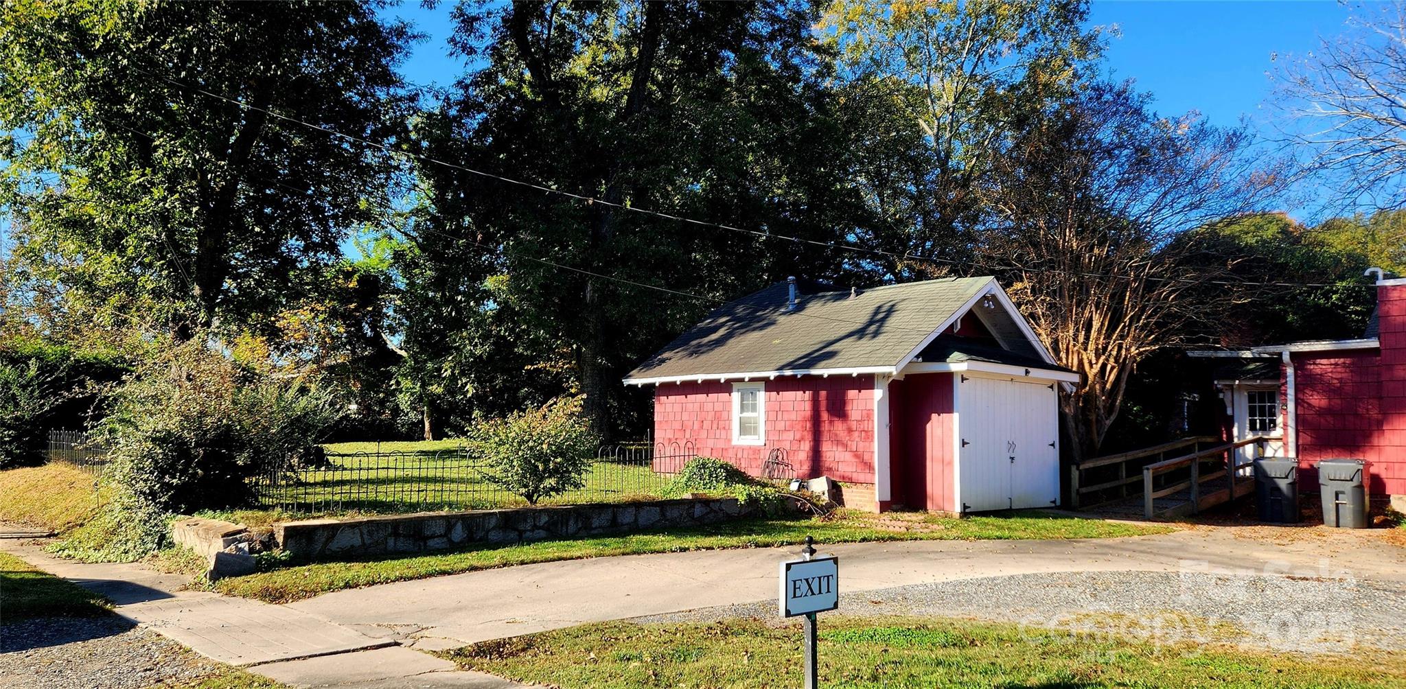 303 W Trade Street Property Photo 3