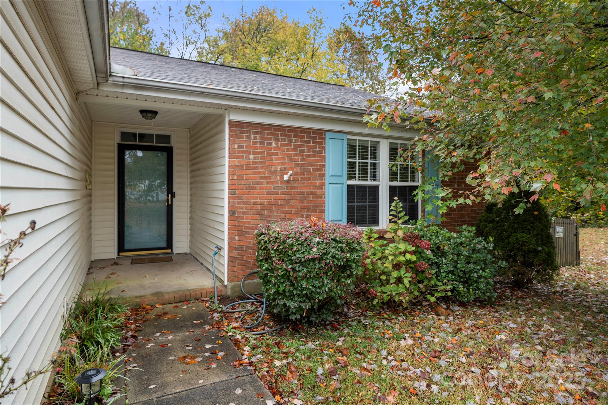 5704 Shining Oak Lane Property Photo 2