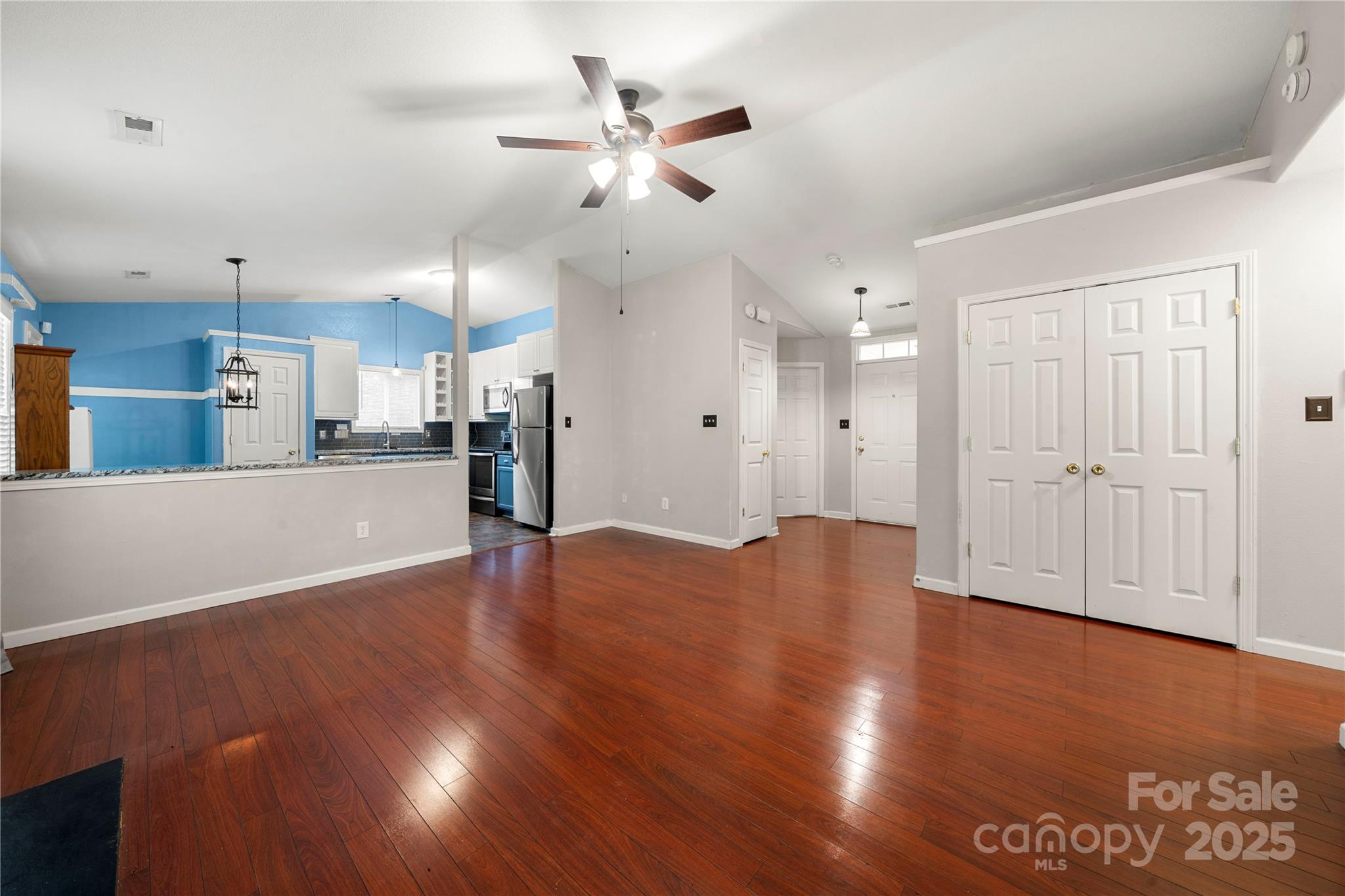 5704 Shining Oak Lane Property Photo 6