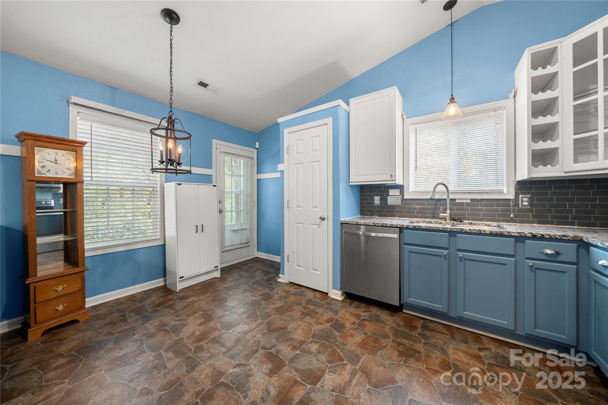 5704 Shining Oak Lane Property Photo 9