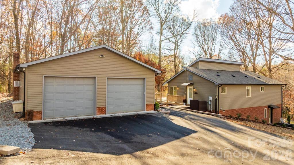2106 Lynmore Drive Property Photo 3